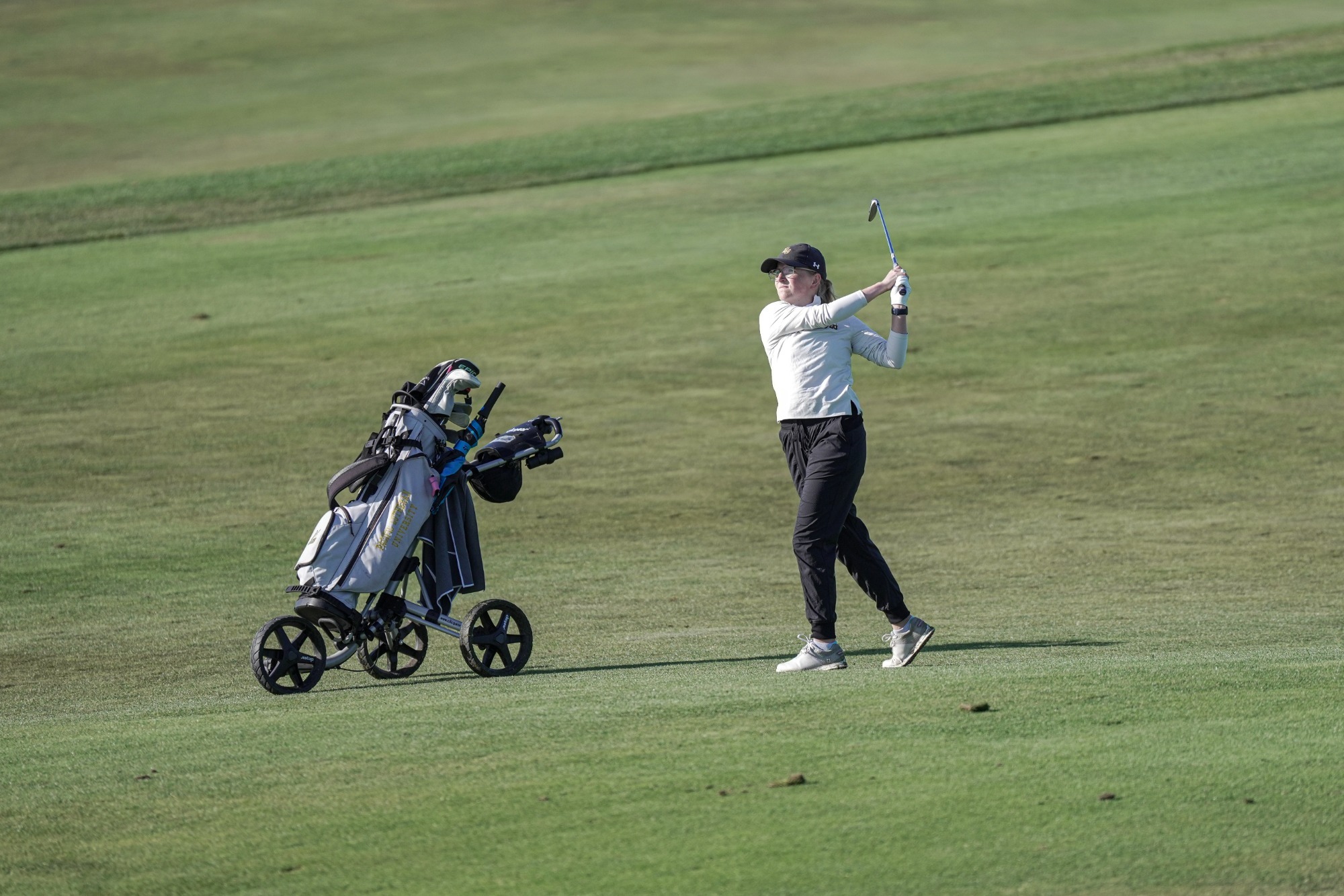 Kathleen Pullin takes an approach shot.