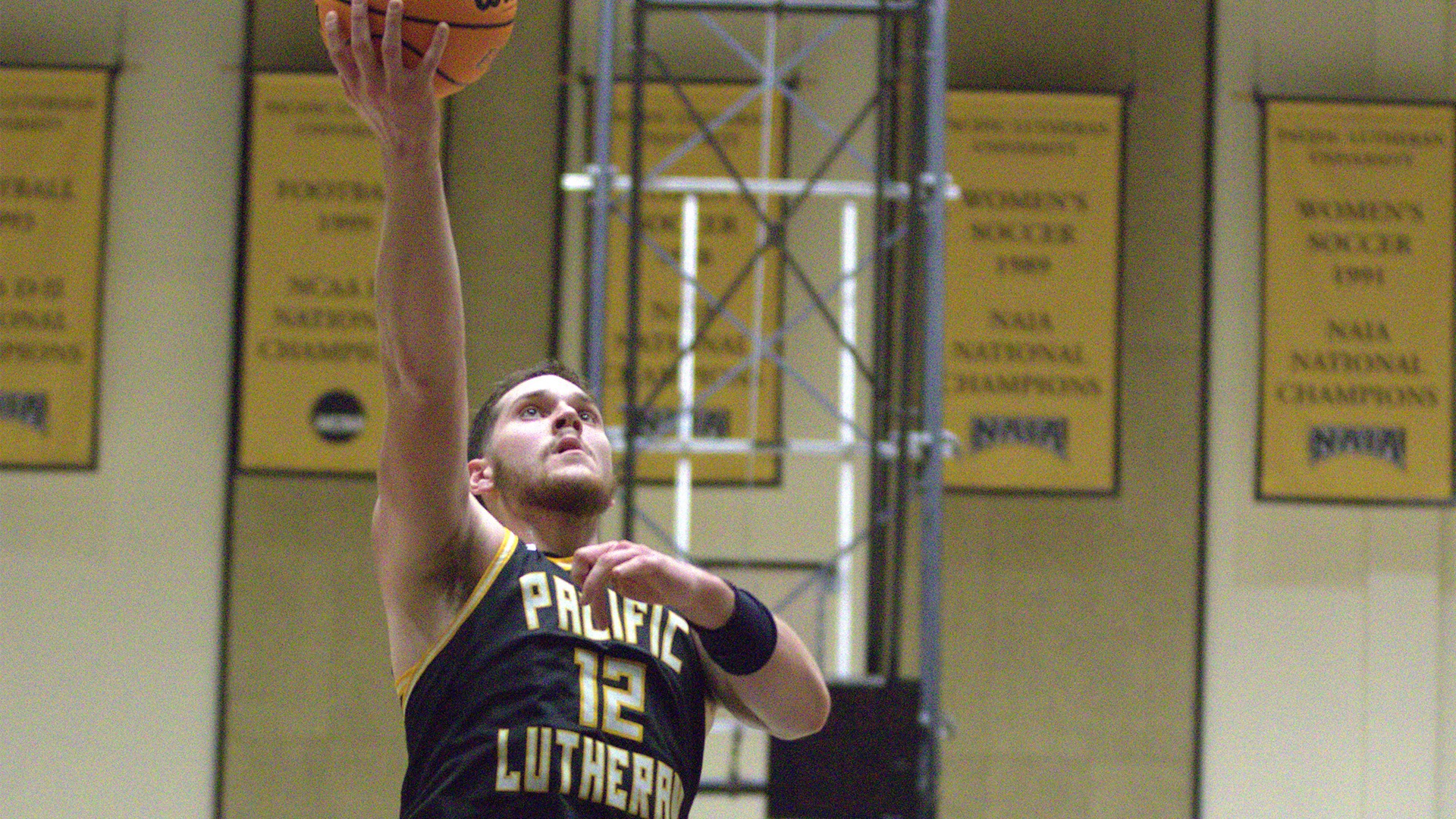 Charlie Kapranos drives to the hoop vs POmona