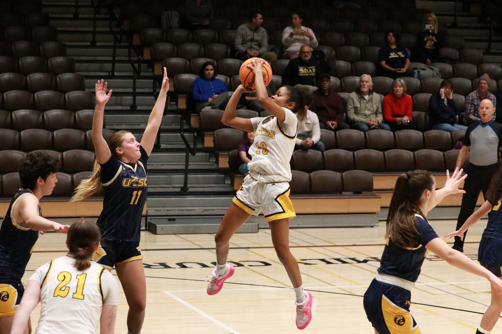 Lilli Williams scores 20 vs UCSC