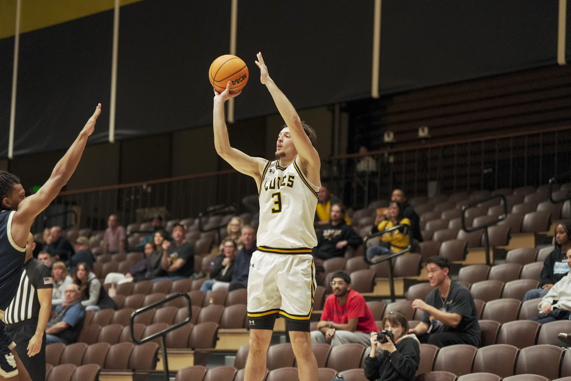 Dom Perasso shoots the 3 vs Dallas