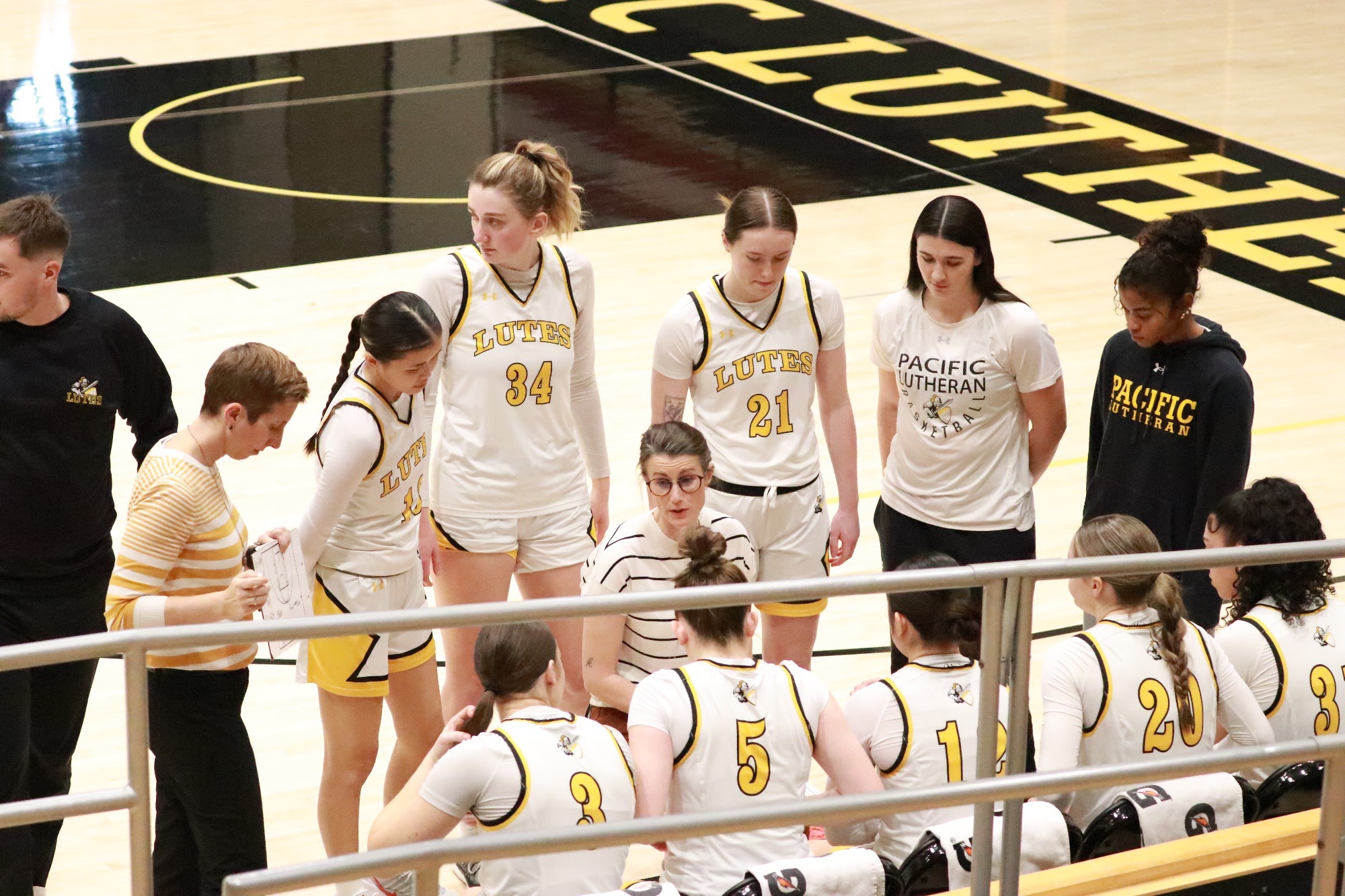 team huddle vs Linfield