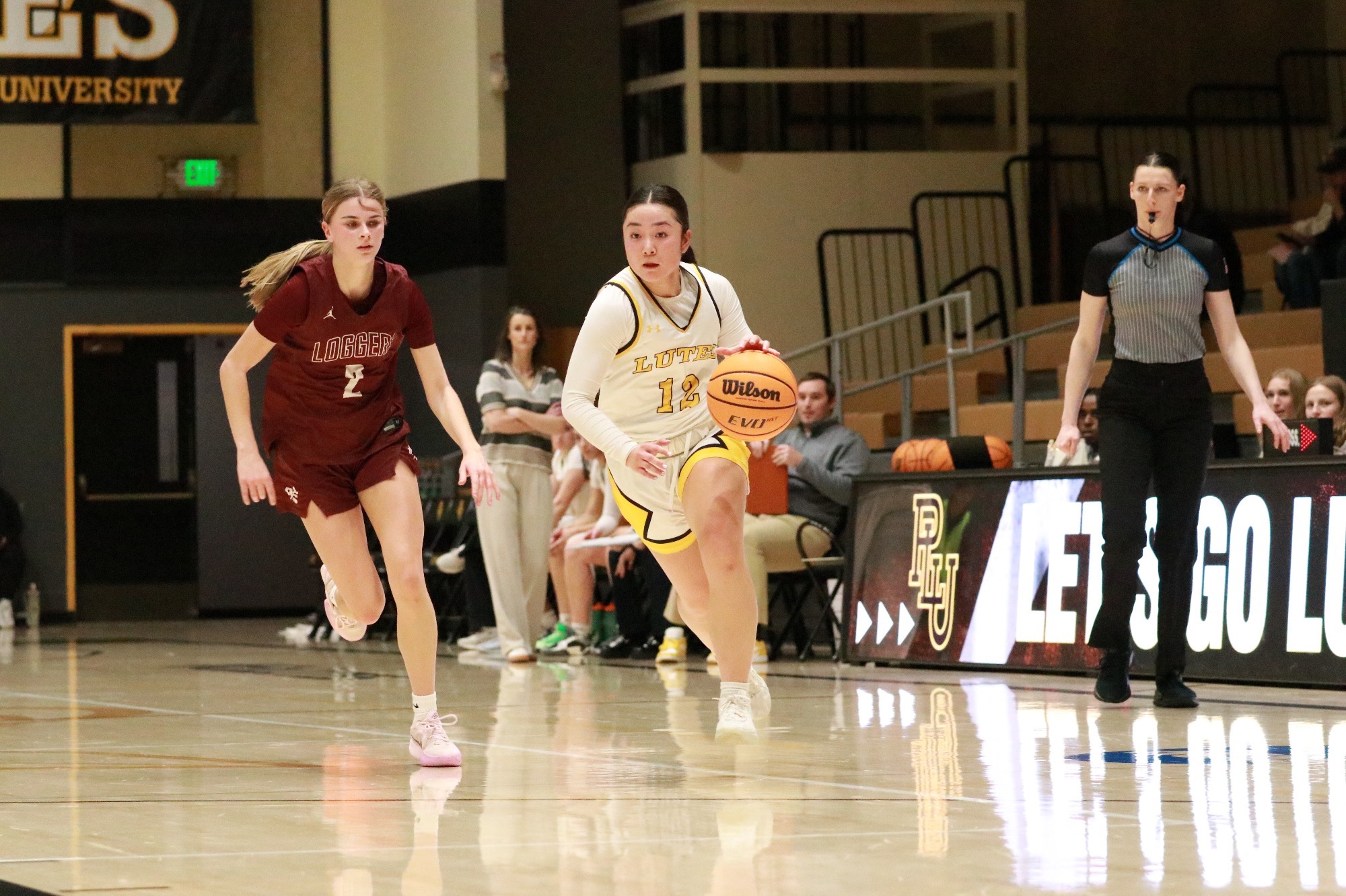 Emi Wada dribbling ups