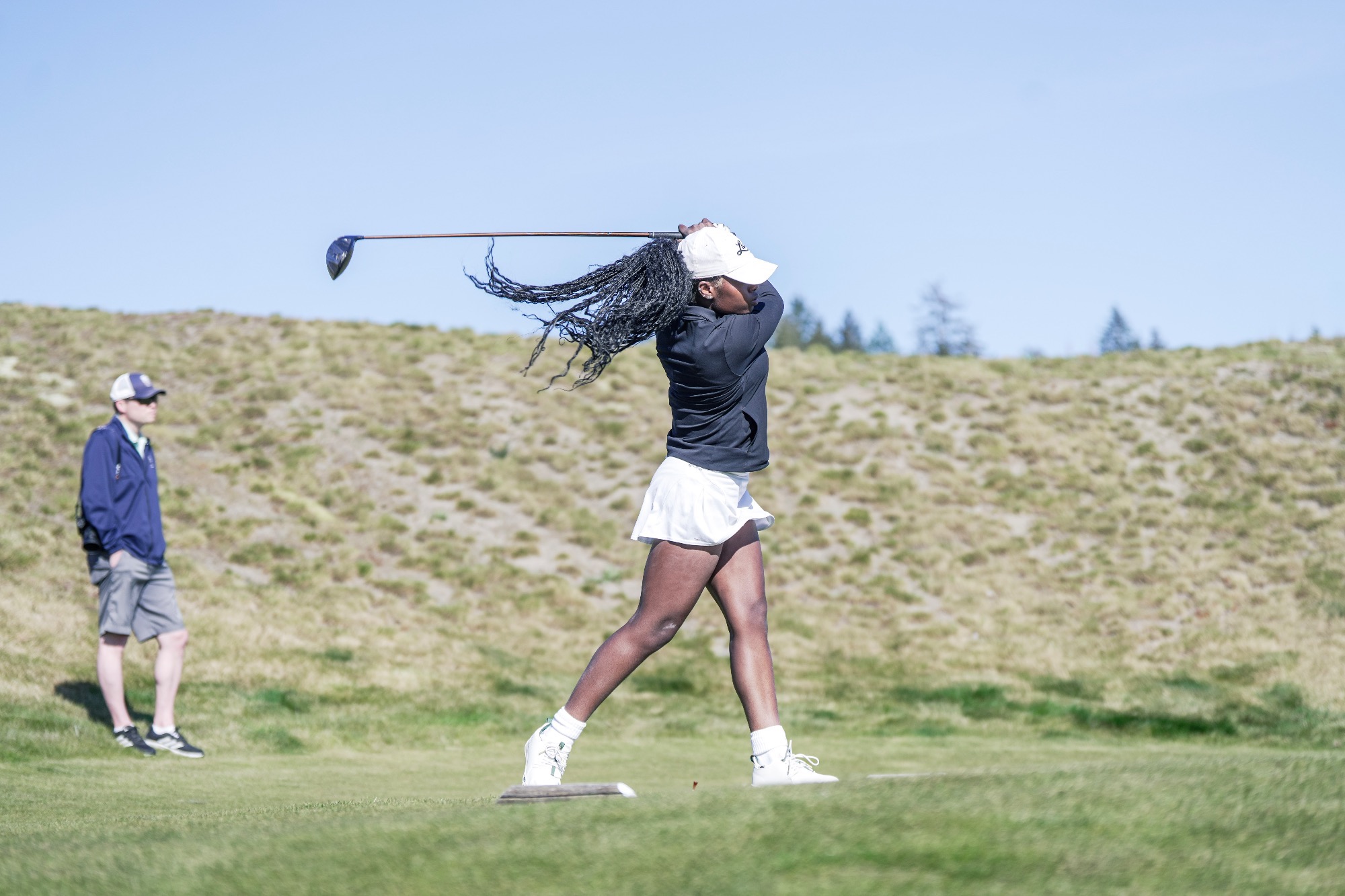 Jayda Thomas teeing off against Bellevue at Chambers Bay