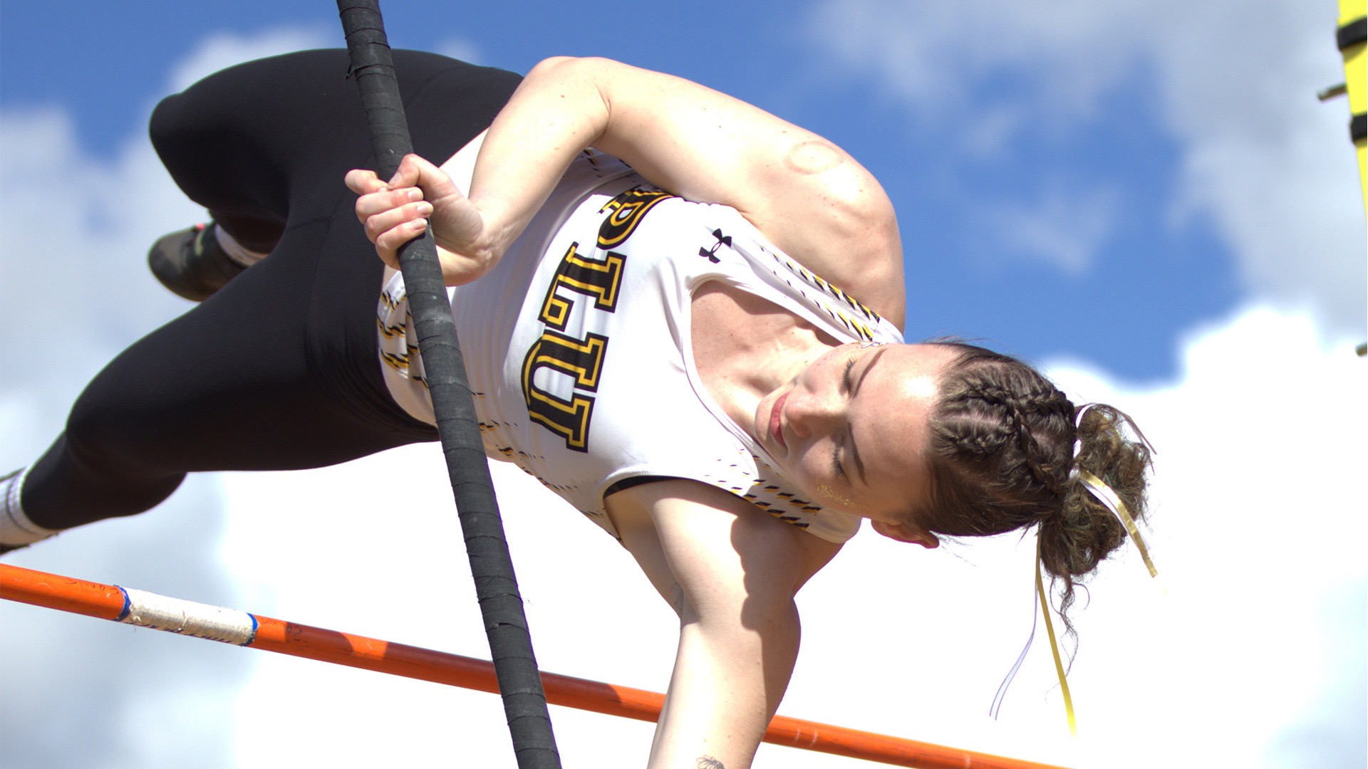 Ki Neir clearing bar at Brad Moore Invite