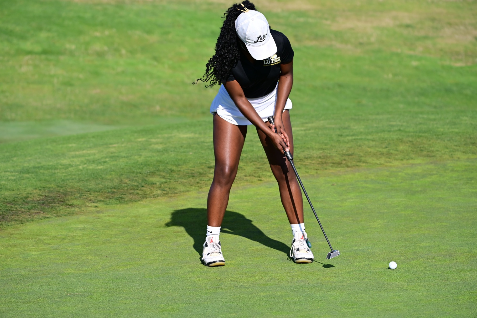 Jayda Thomas putting at Grisham Memorial