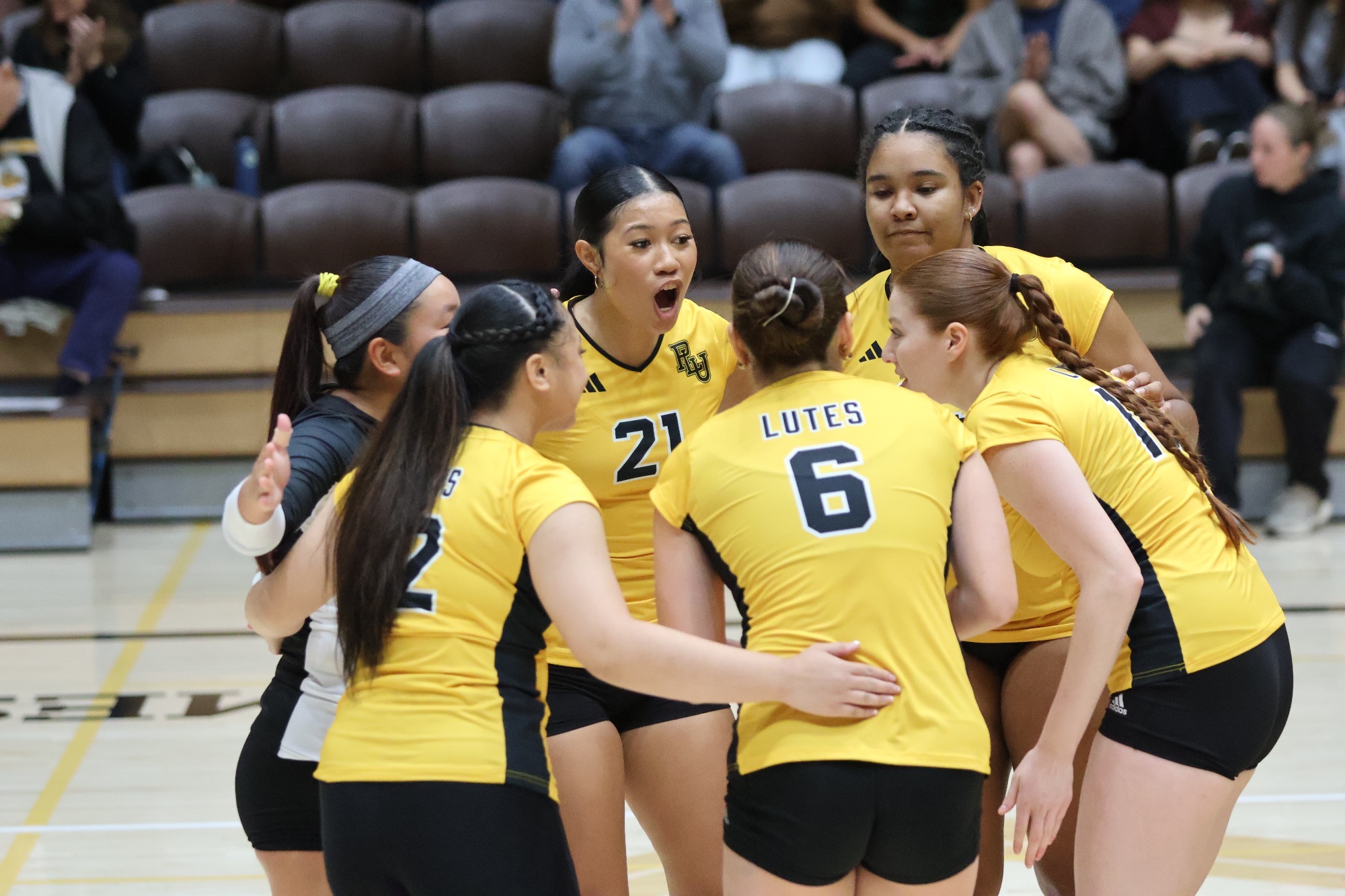 Lute huddle in 3-1 win over that other team from Tacoma