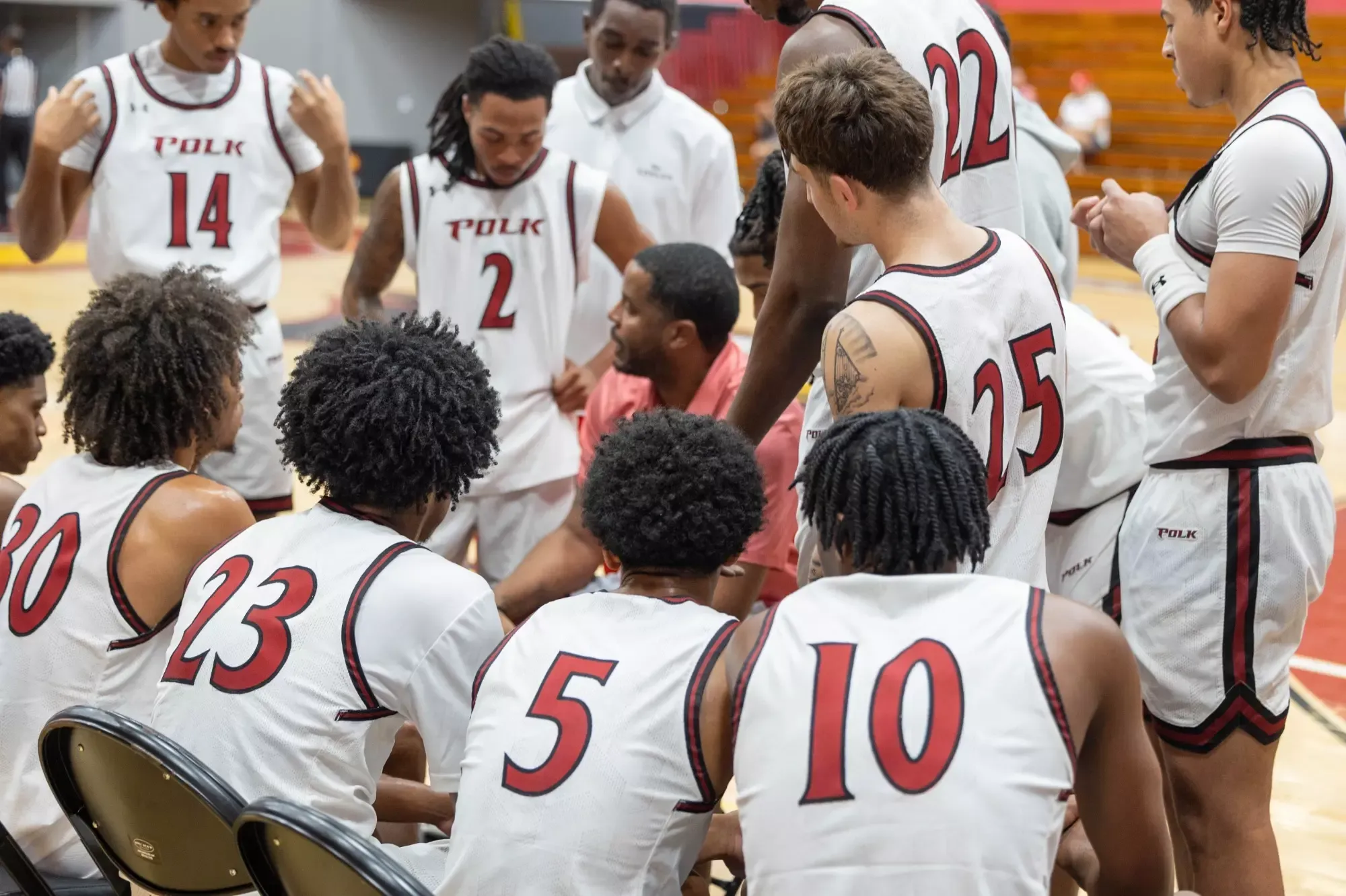 Giles speaks with players in the huddle