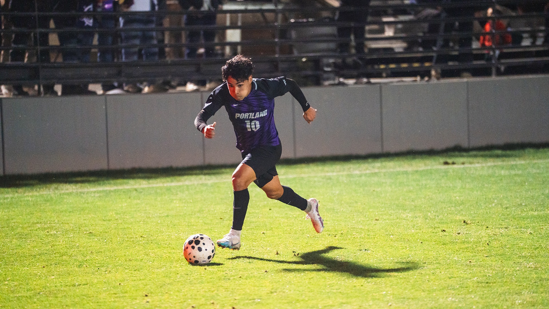 Diego Rosas drives the ball downfield.