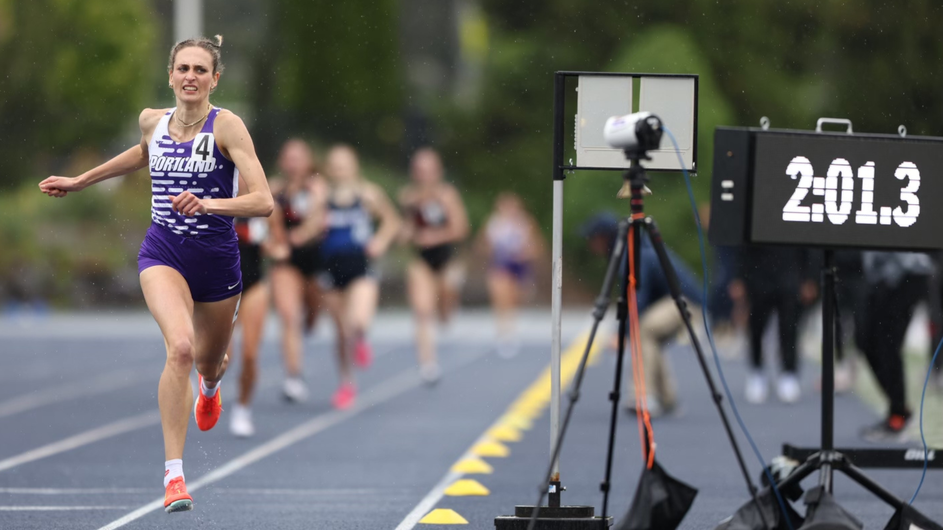 Laura winning 800m at GFU