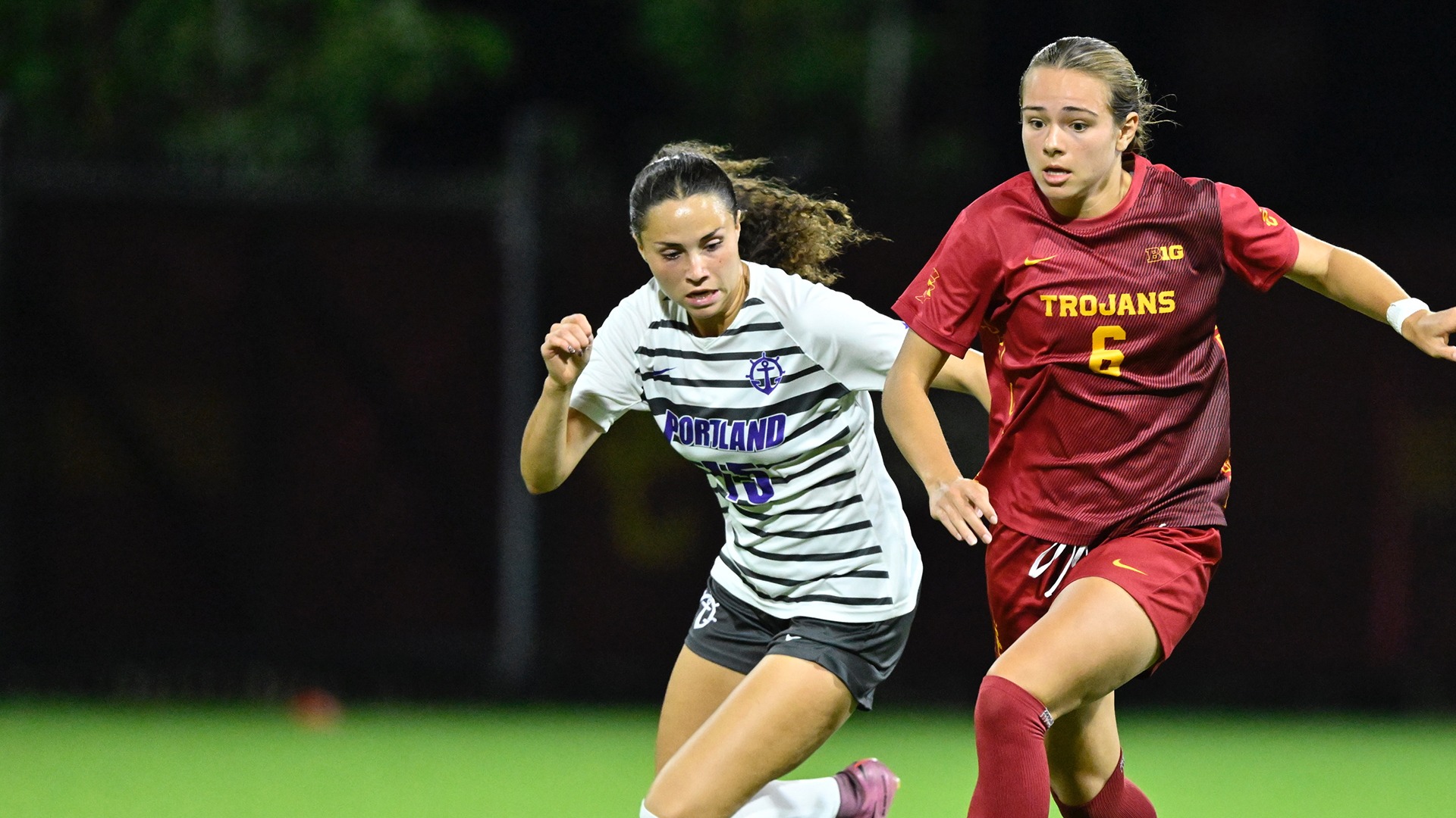 Aliyah Dockter chases down a USC midfielder.