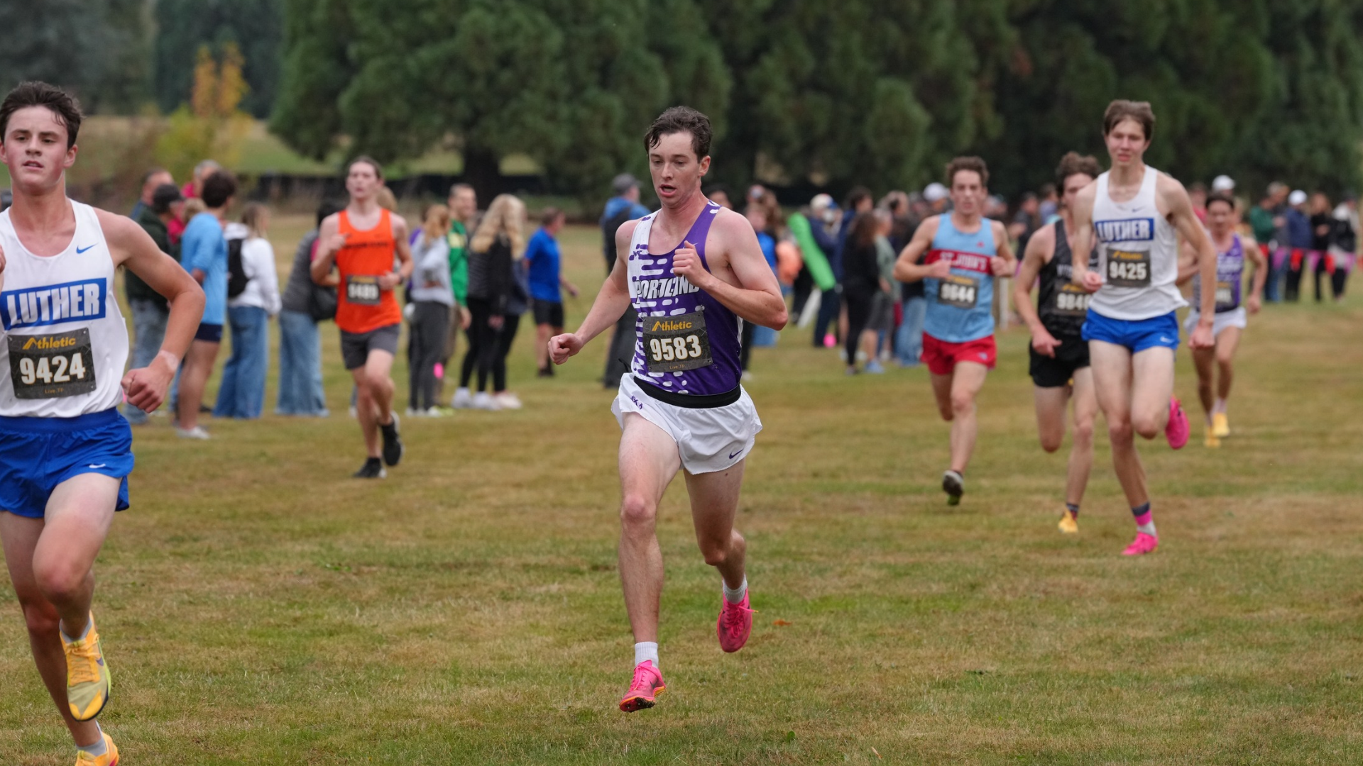 Dalton Kaines running at Linfield George Oja Invite
