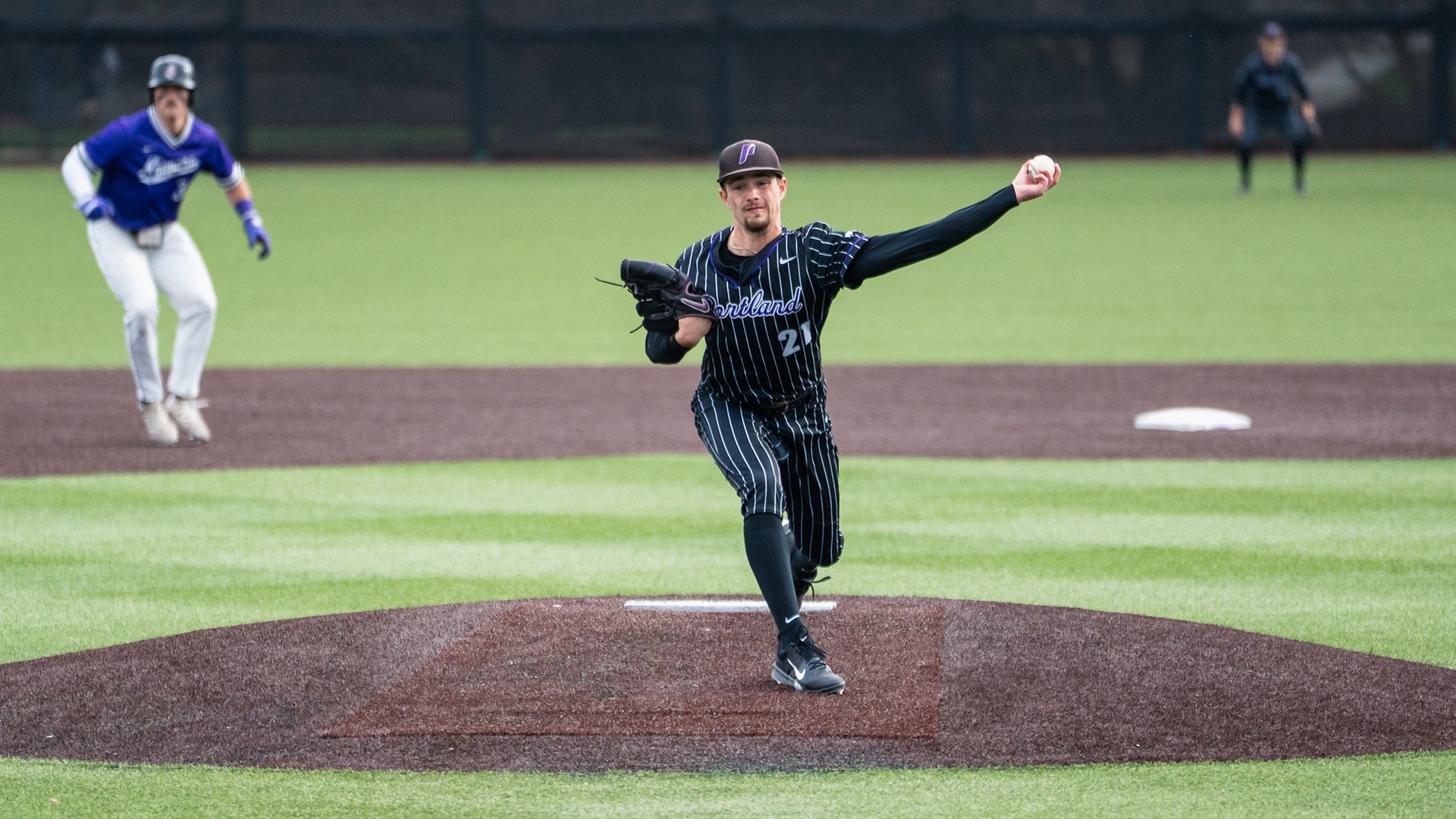 Logan Anderson throws a pitch against Niagara.