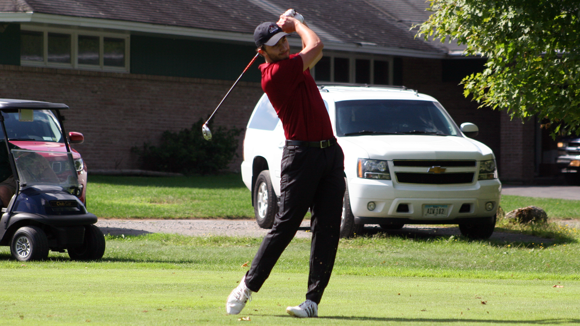 Jacob Juron tees off at the 2018 Bears Fall Invitational.