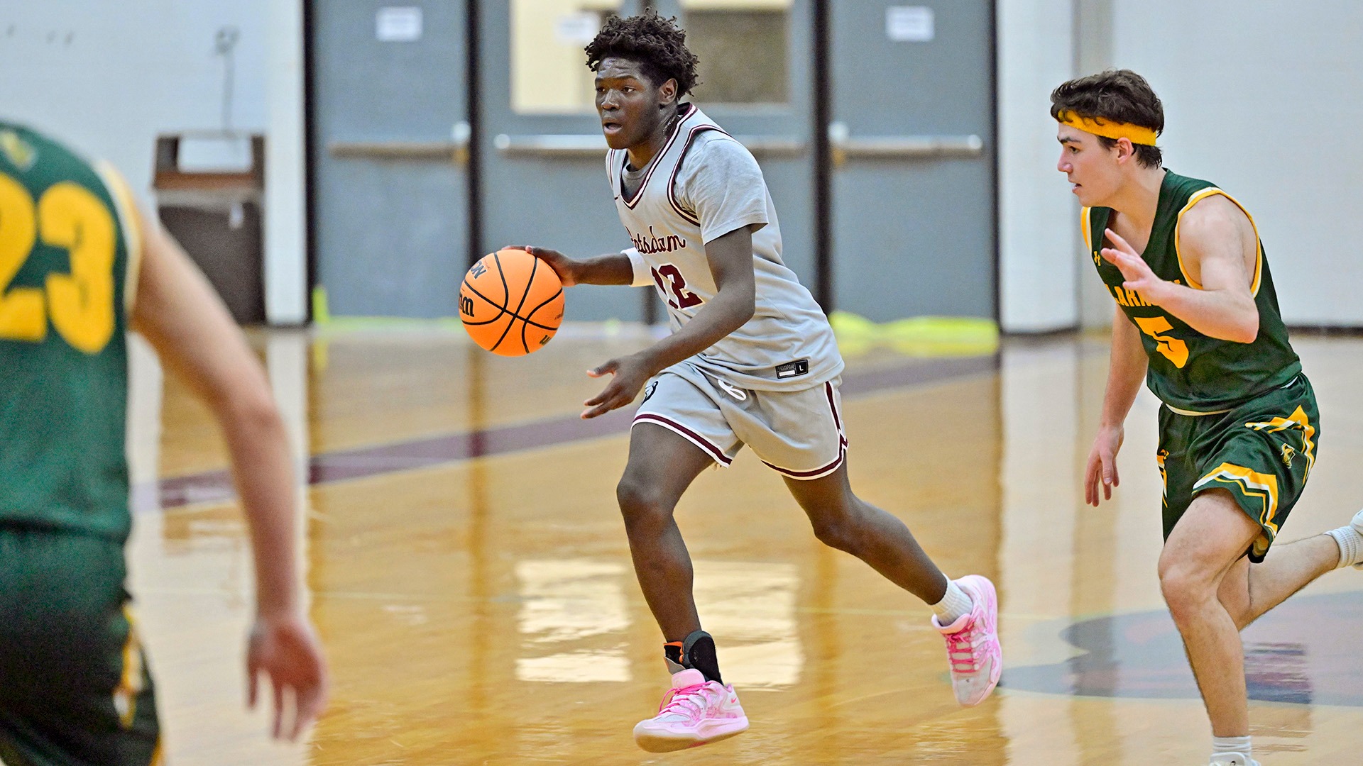 Bobby Kemokai moves the ball against Clarkson on 11/25/25.