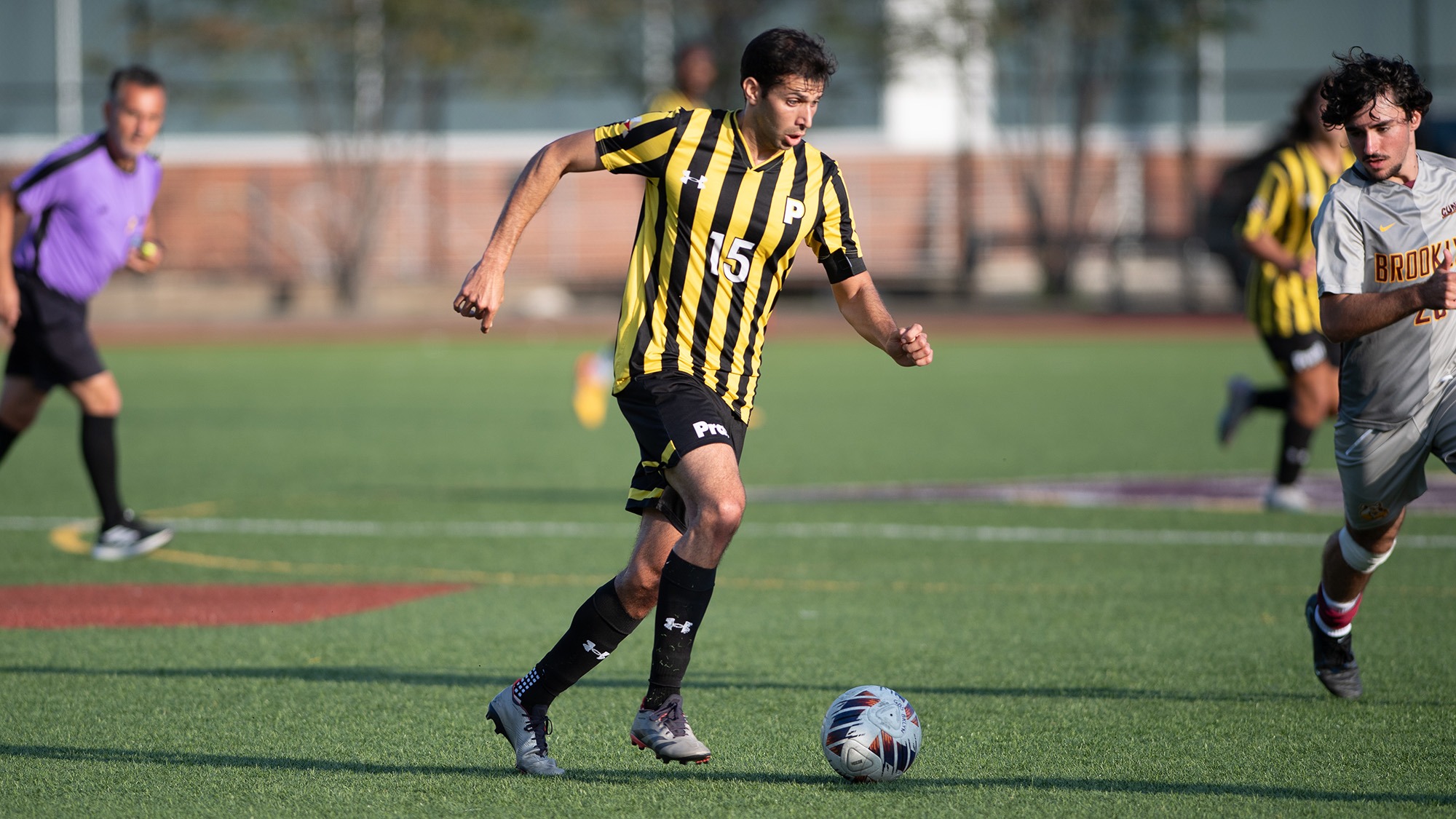 Omri Hadad dribbles in the midfield.