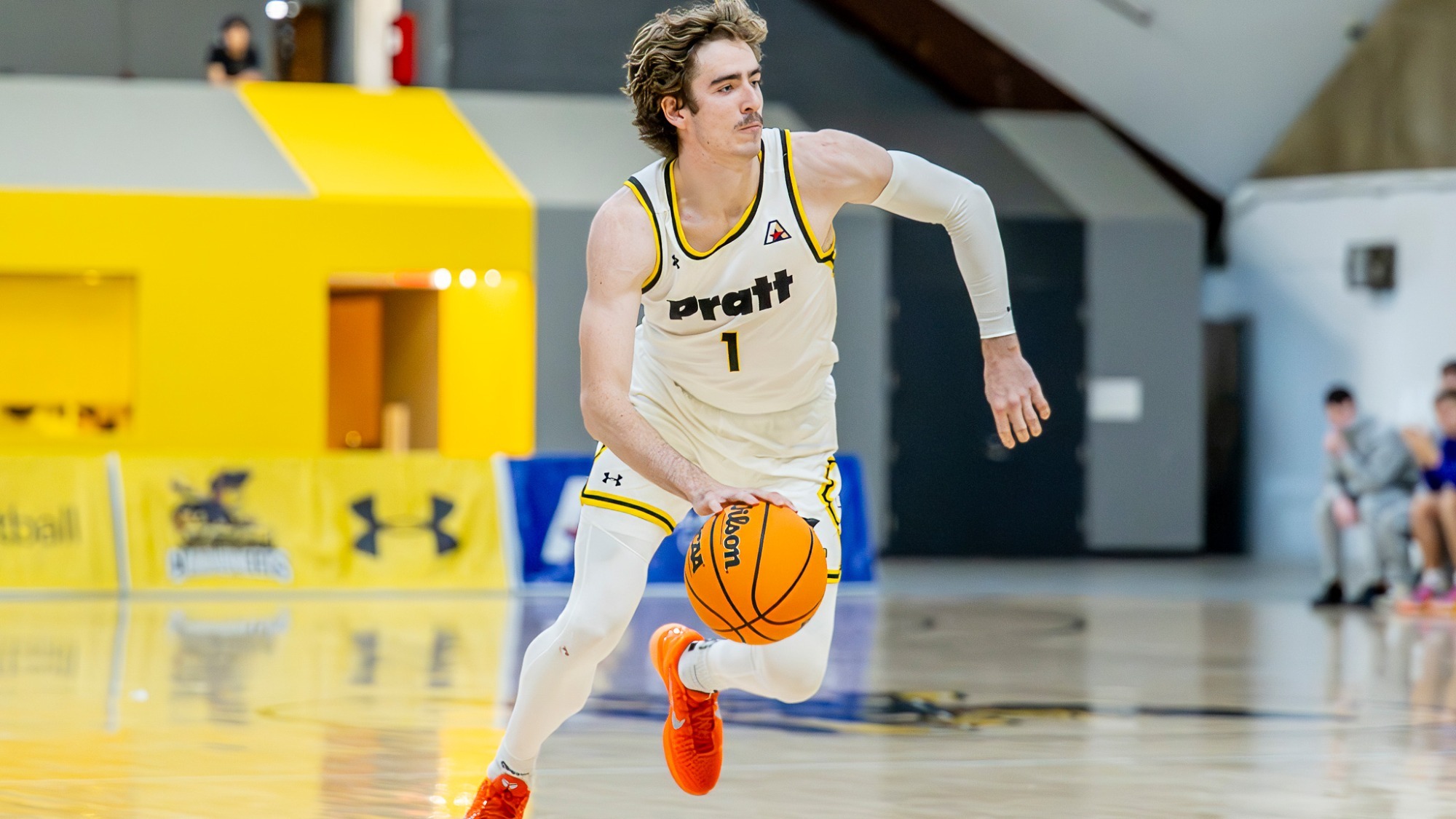 Thomas Graetz dribbles