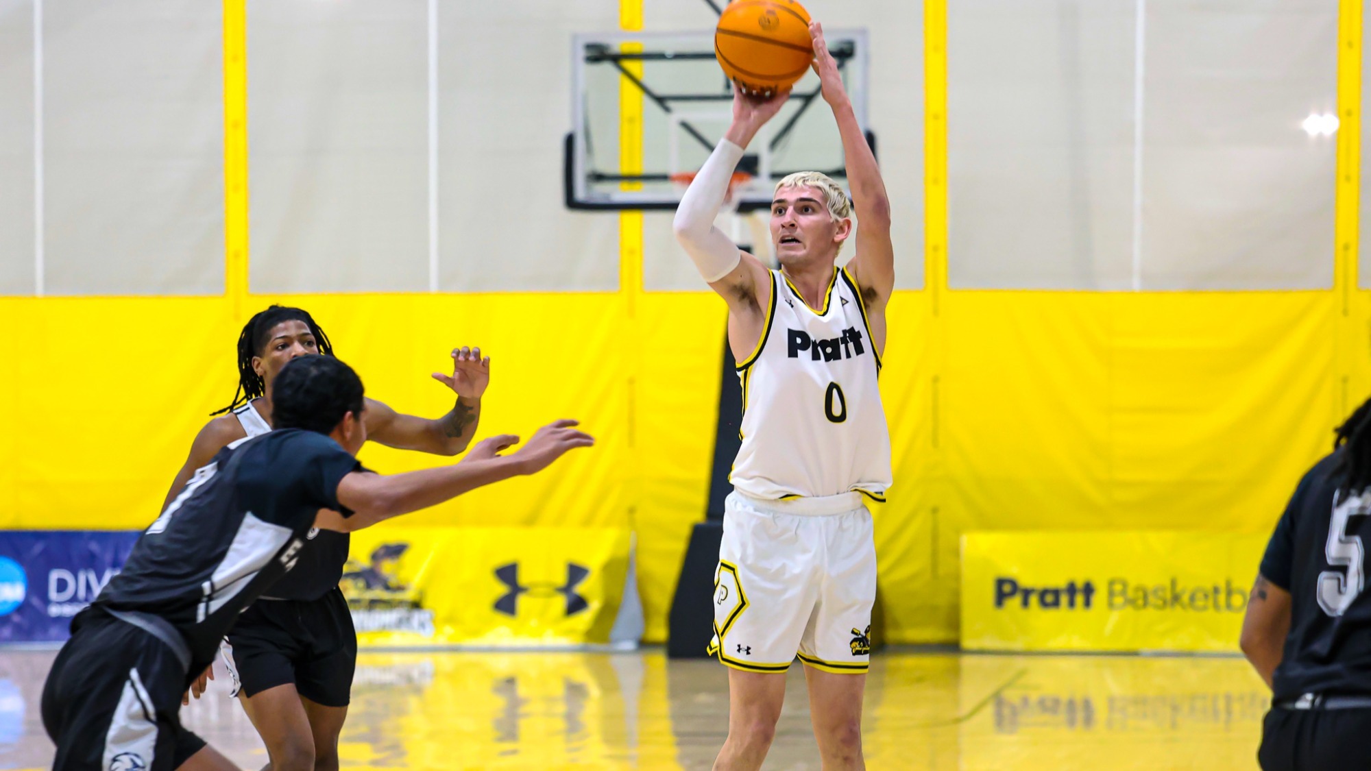Sebastian Roda shoots a three-pointer