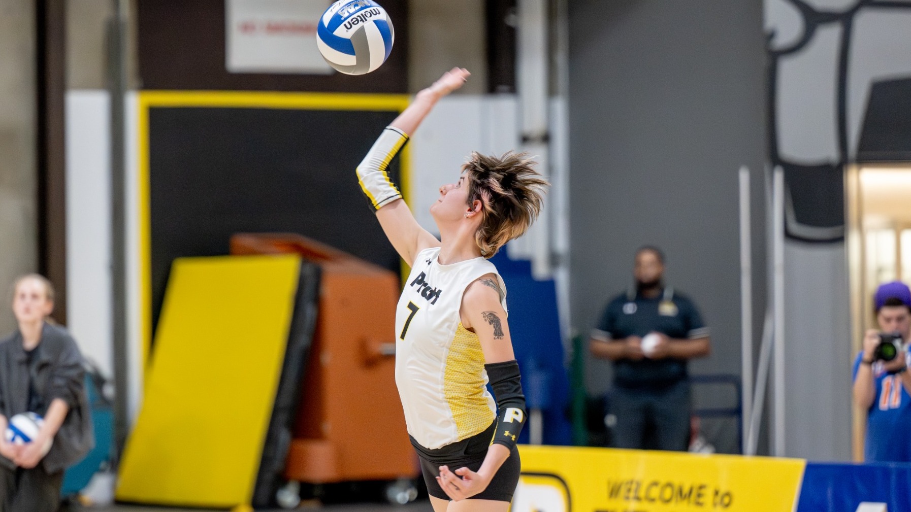 Alison Sontag serves