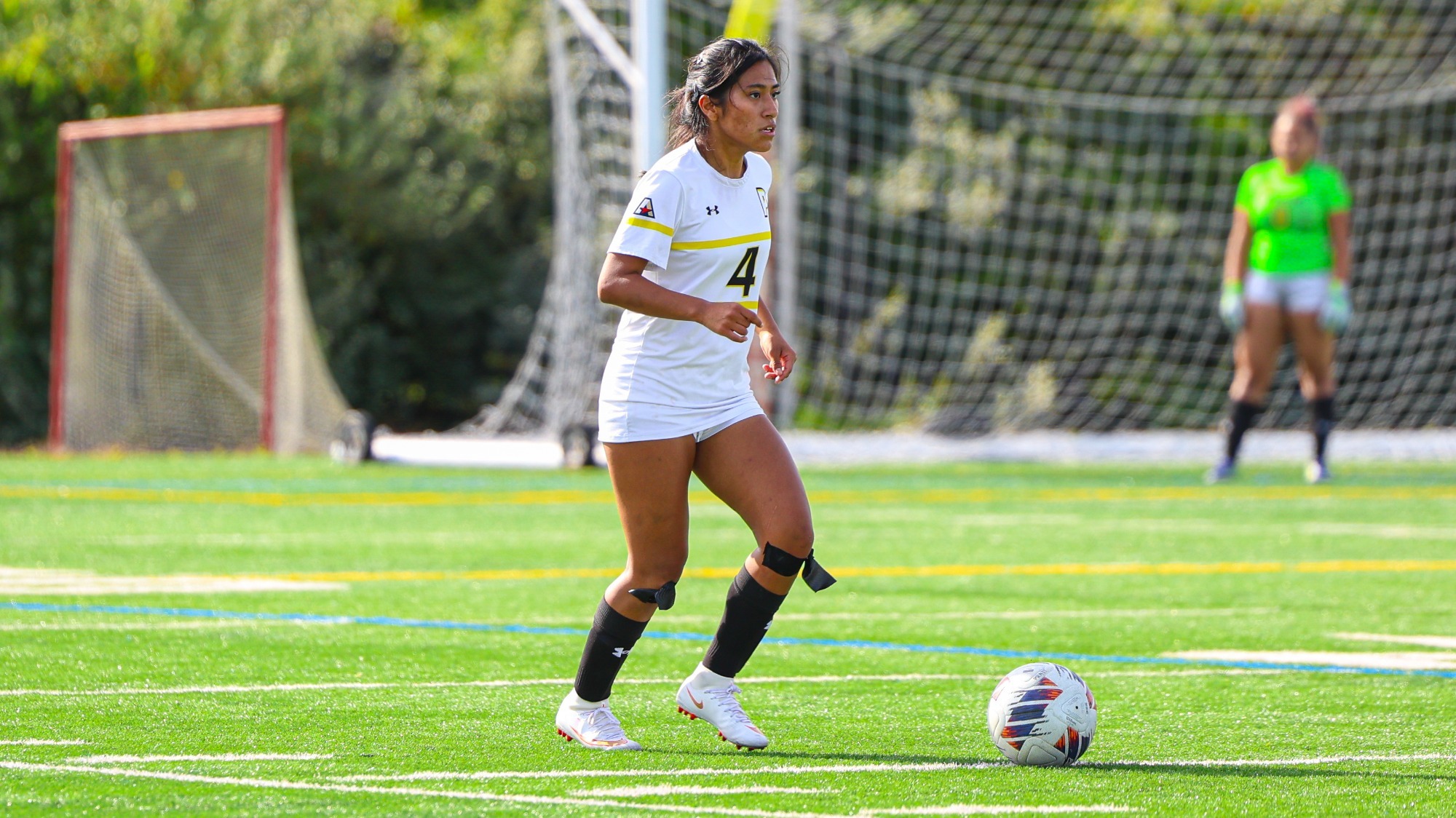 Lina Darcy looks to pass in the defensive end.