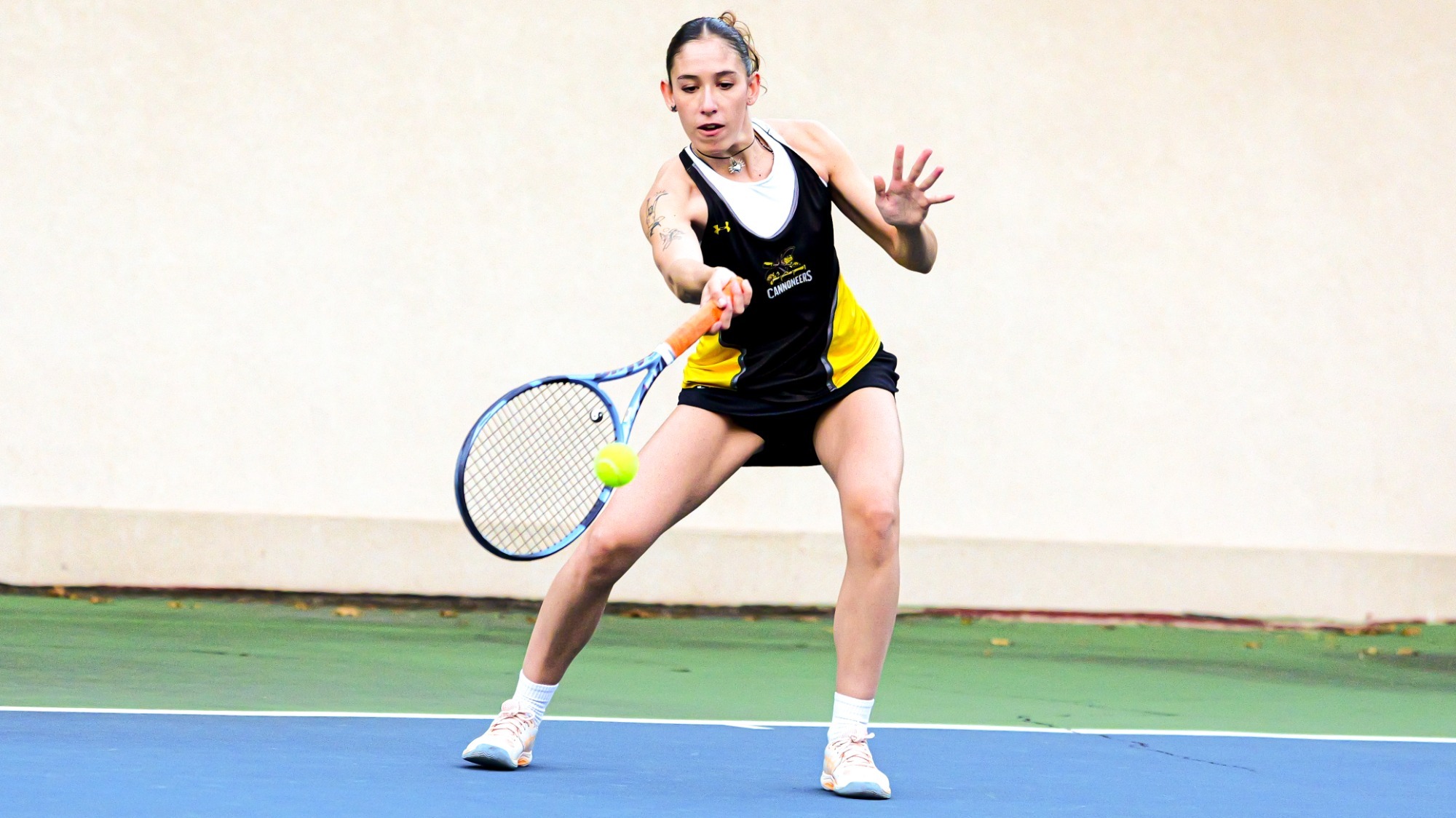 Amaya Calonje hits a right-handed forehand from the baseline