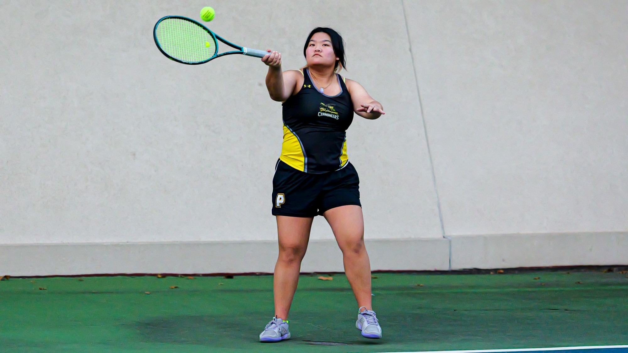 Elva Yu hits a forehand from the baseline