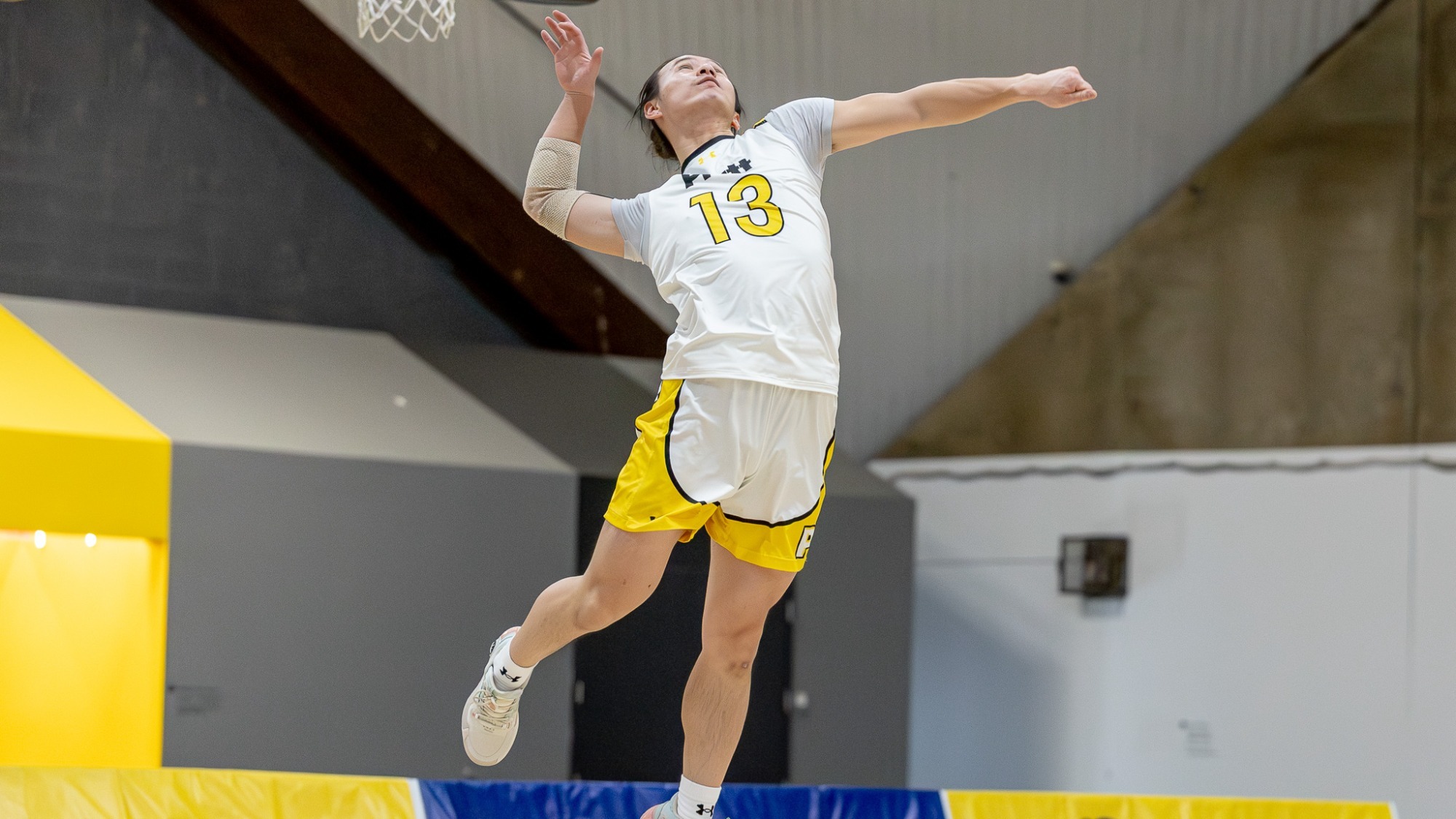 Max Wang jump serves