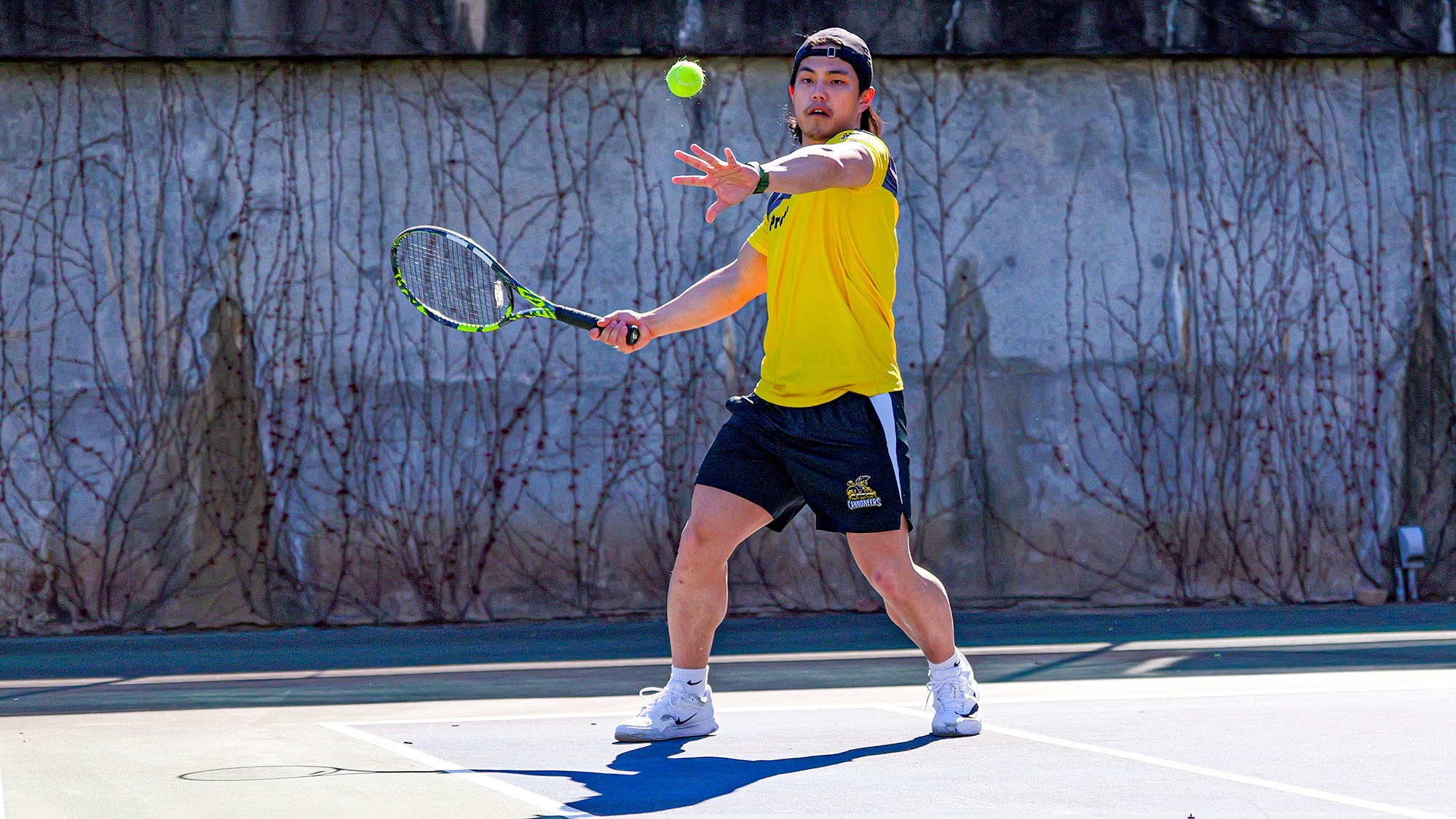 Mikah Liu hits a baseline forehand