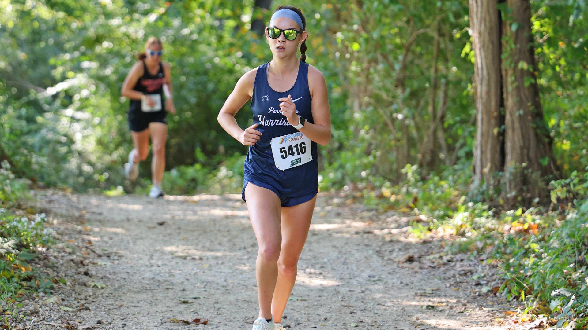 makayla reichel runs through the woods during a 6k race in 2025