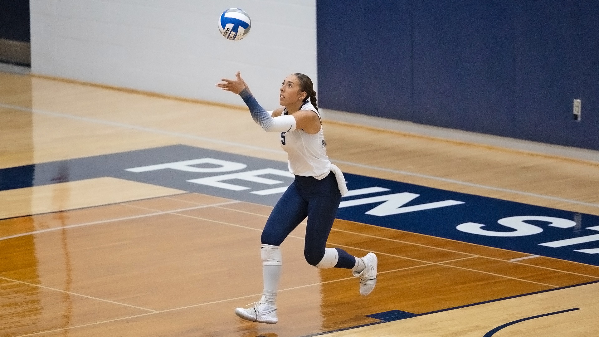 brianna ondishin ribon serves a ball during a match against gettyburg in 2026