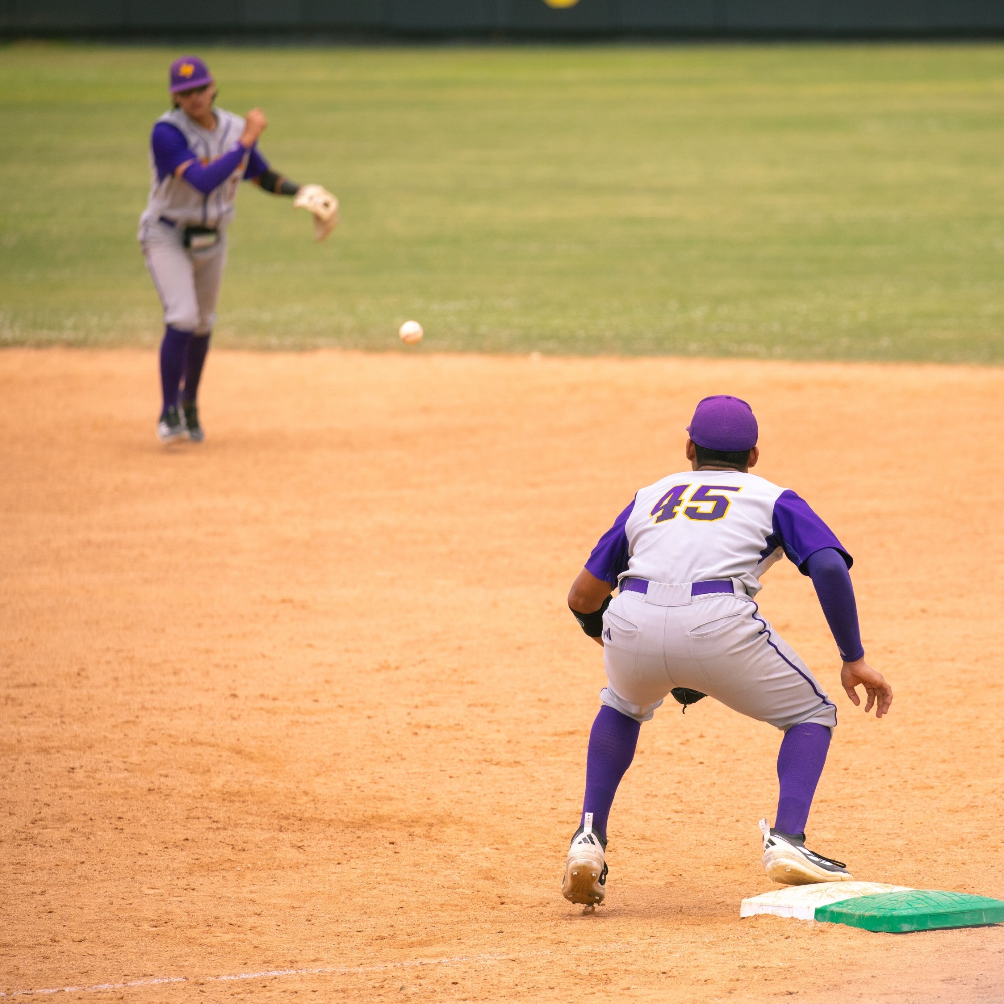 dylan throwing the ball to ham