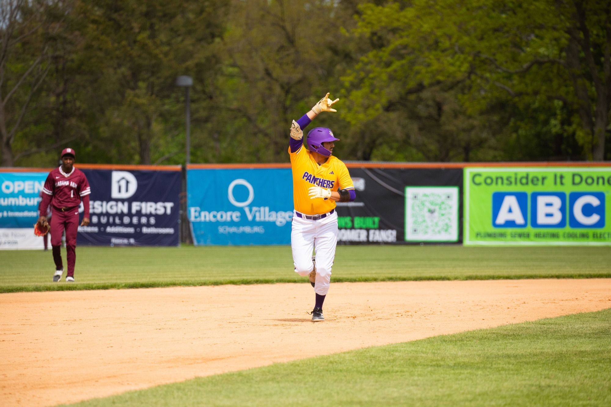 Salinas running around the base after HR