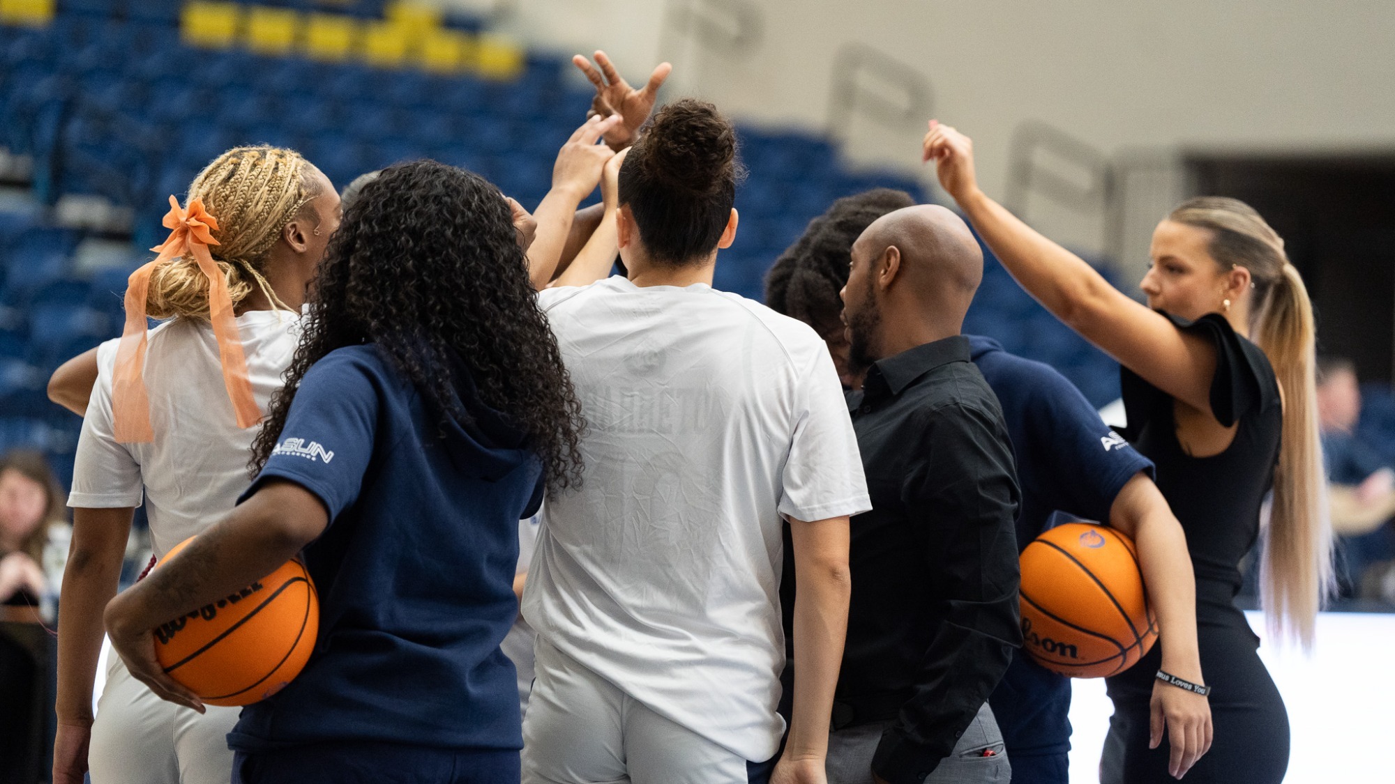 WBB huddle