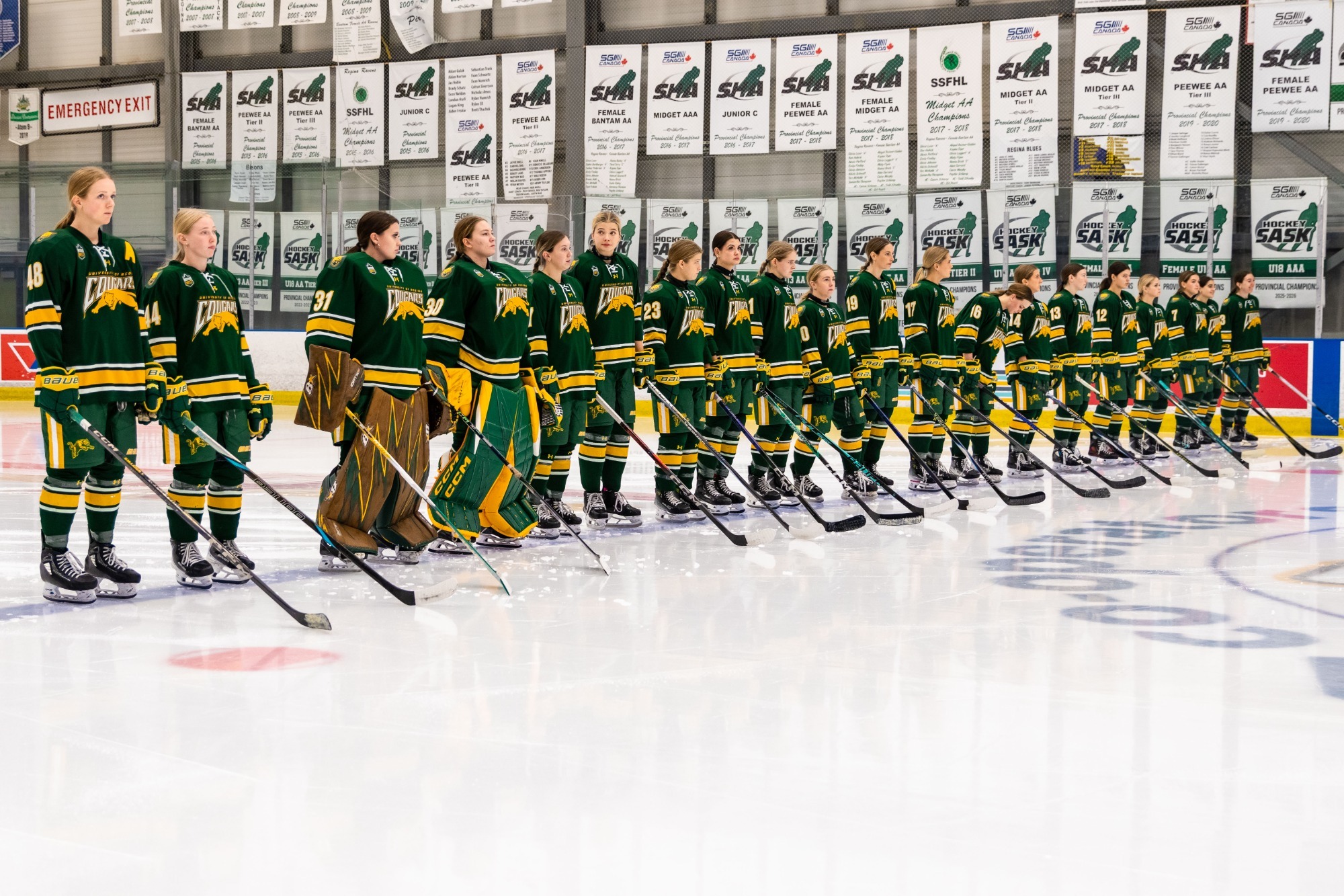 women's hockey team on ice