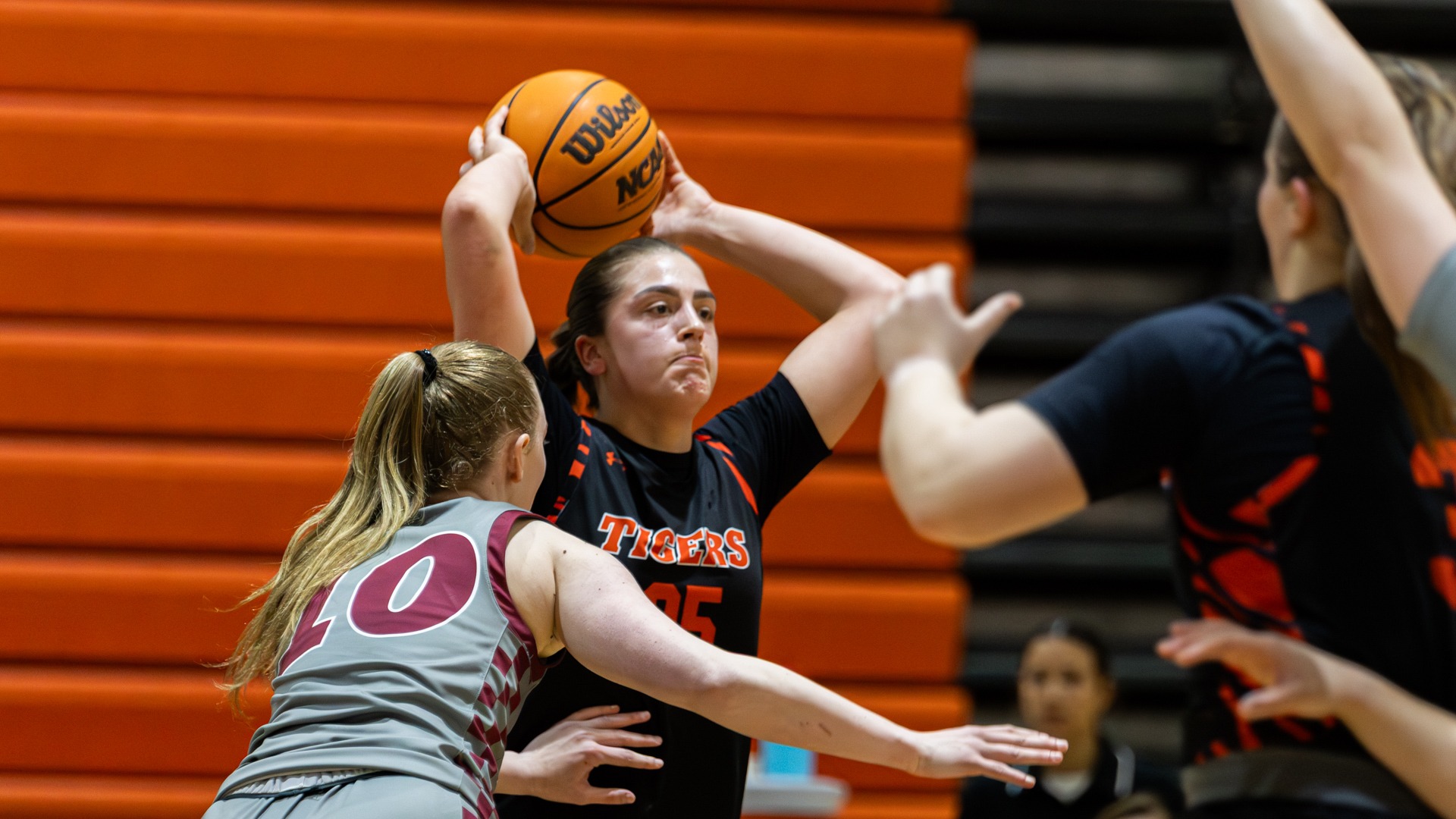 RIT’s Faye Kaplinski #25, passes the ball to their teammate on Friday, Jan. 16, 2026, at George H. Clark Gymnasium. RIT Women’s Basketball Game vs. Vassar. 