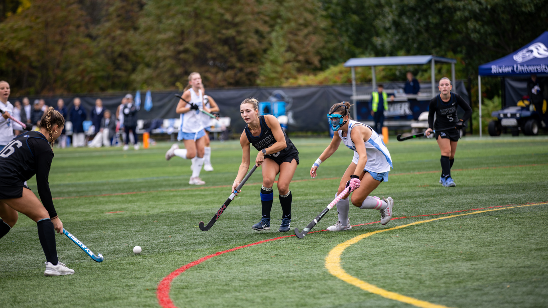 Lexi Davies passing to Kelsey Bain 