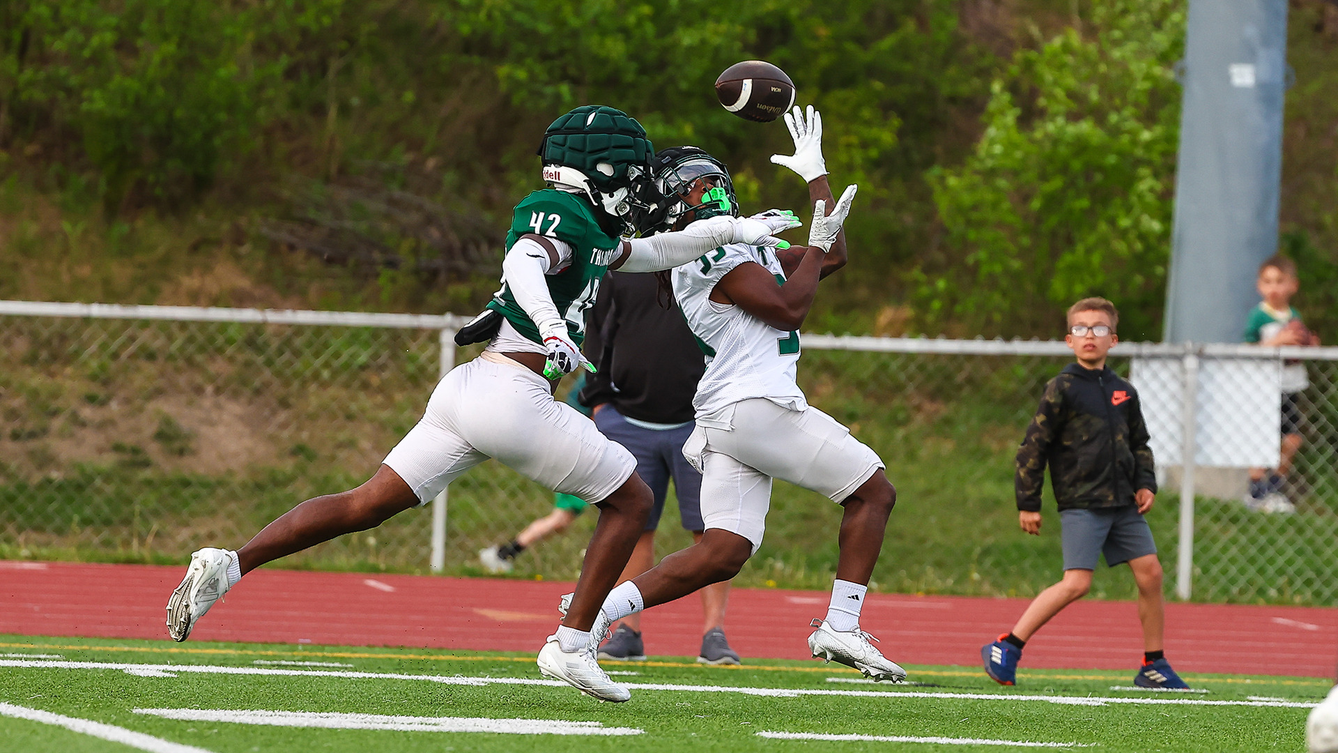 Telly Palmer catches a pass in the Green vs. White Spring Game