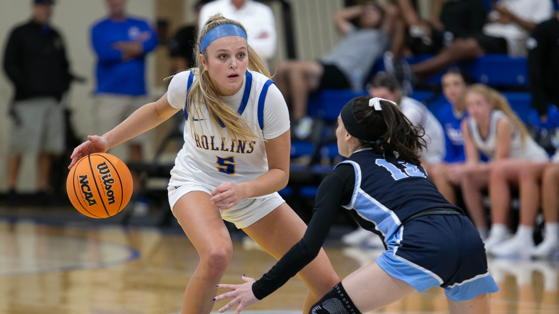 WBKB Ellie Thompson dribbling