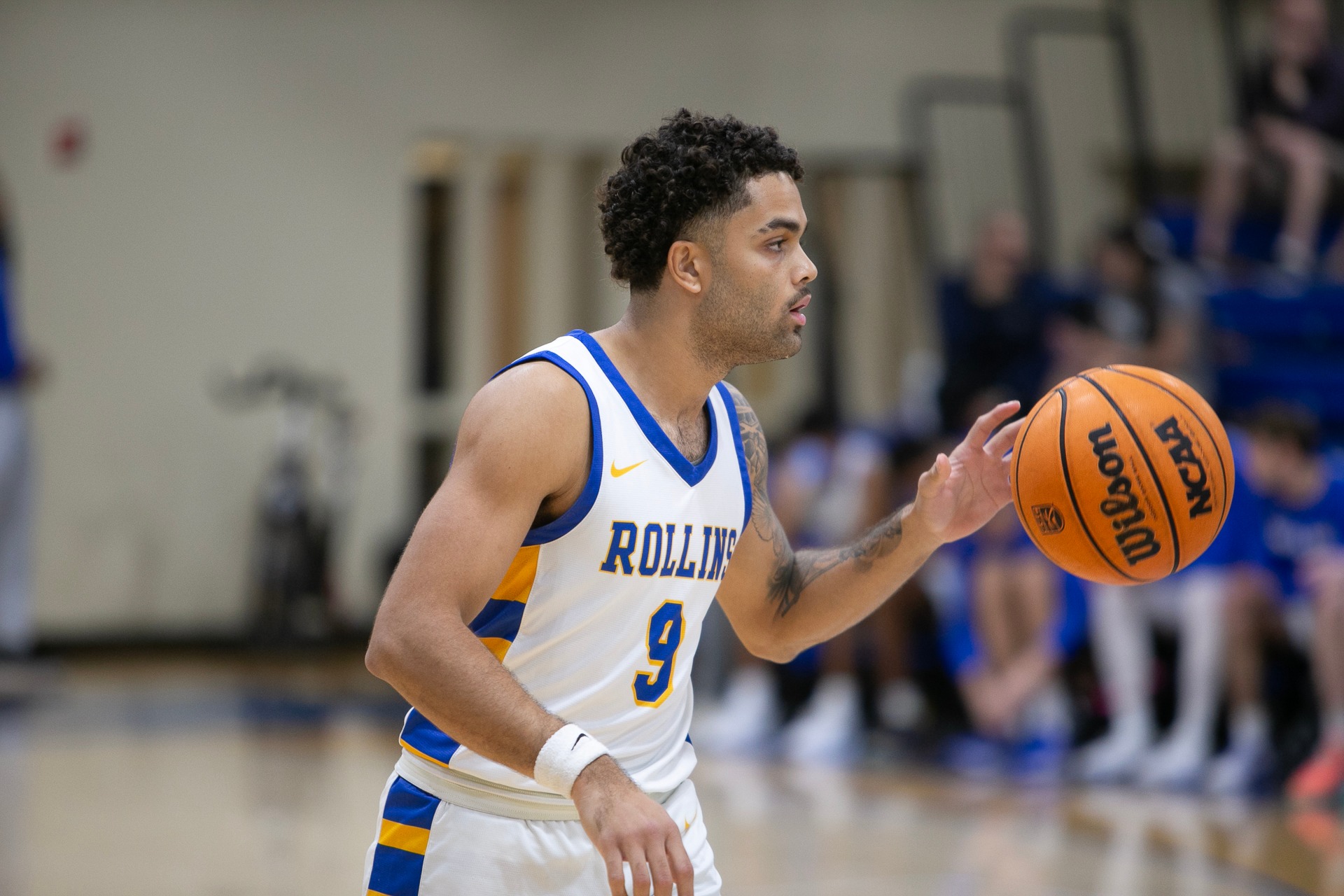 MBKB Omar Figueroa dribble