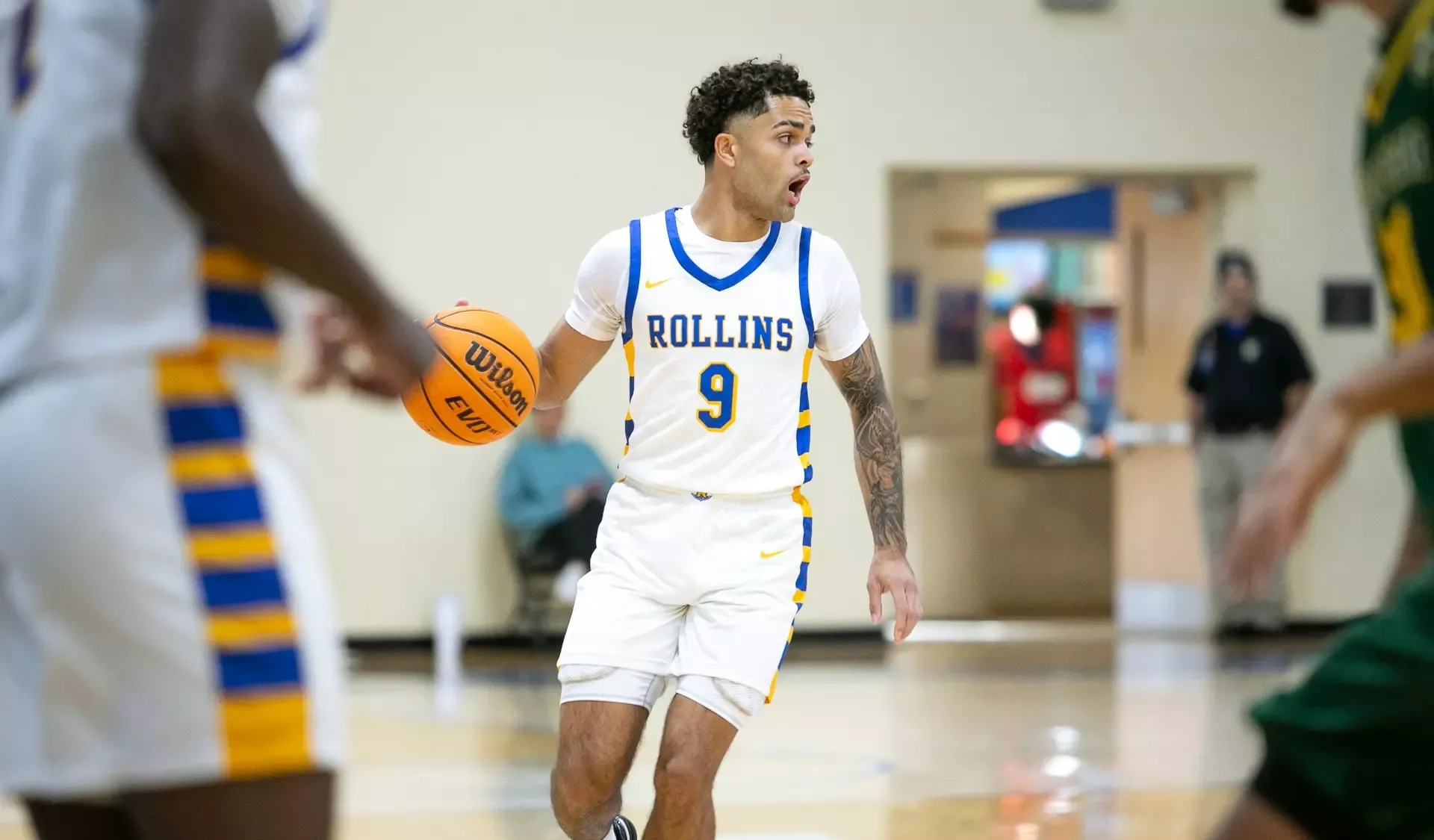 MBK Omar Figueroa dribbling