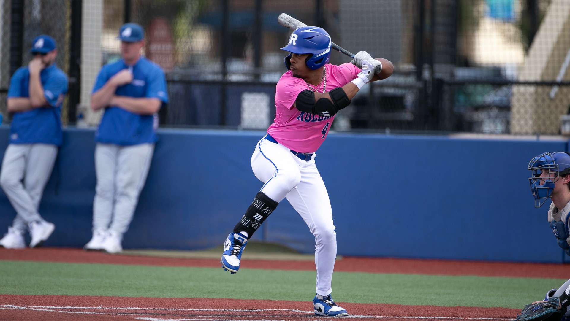 BASE Matt Mateo swinging