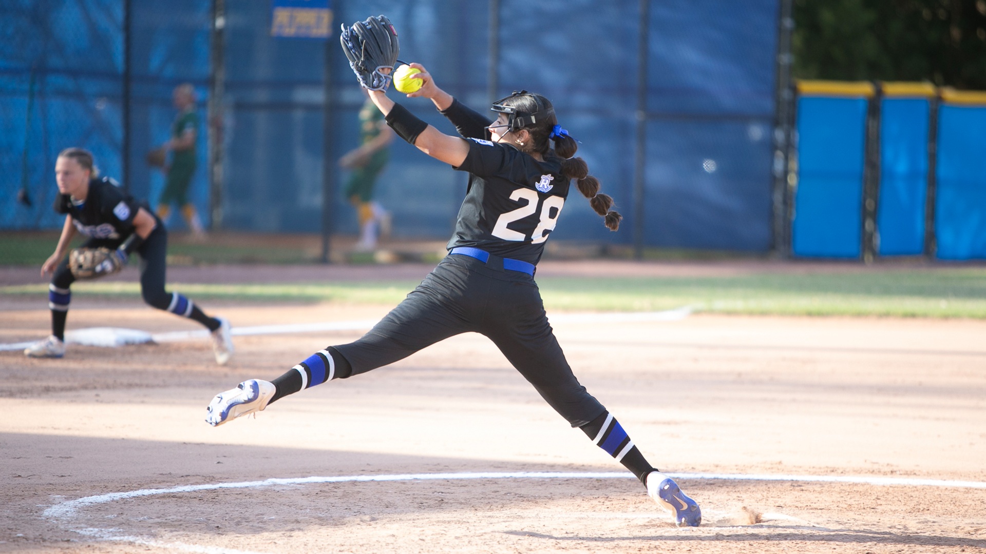 SOFT Camila Leon-Blanco pitching