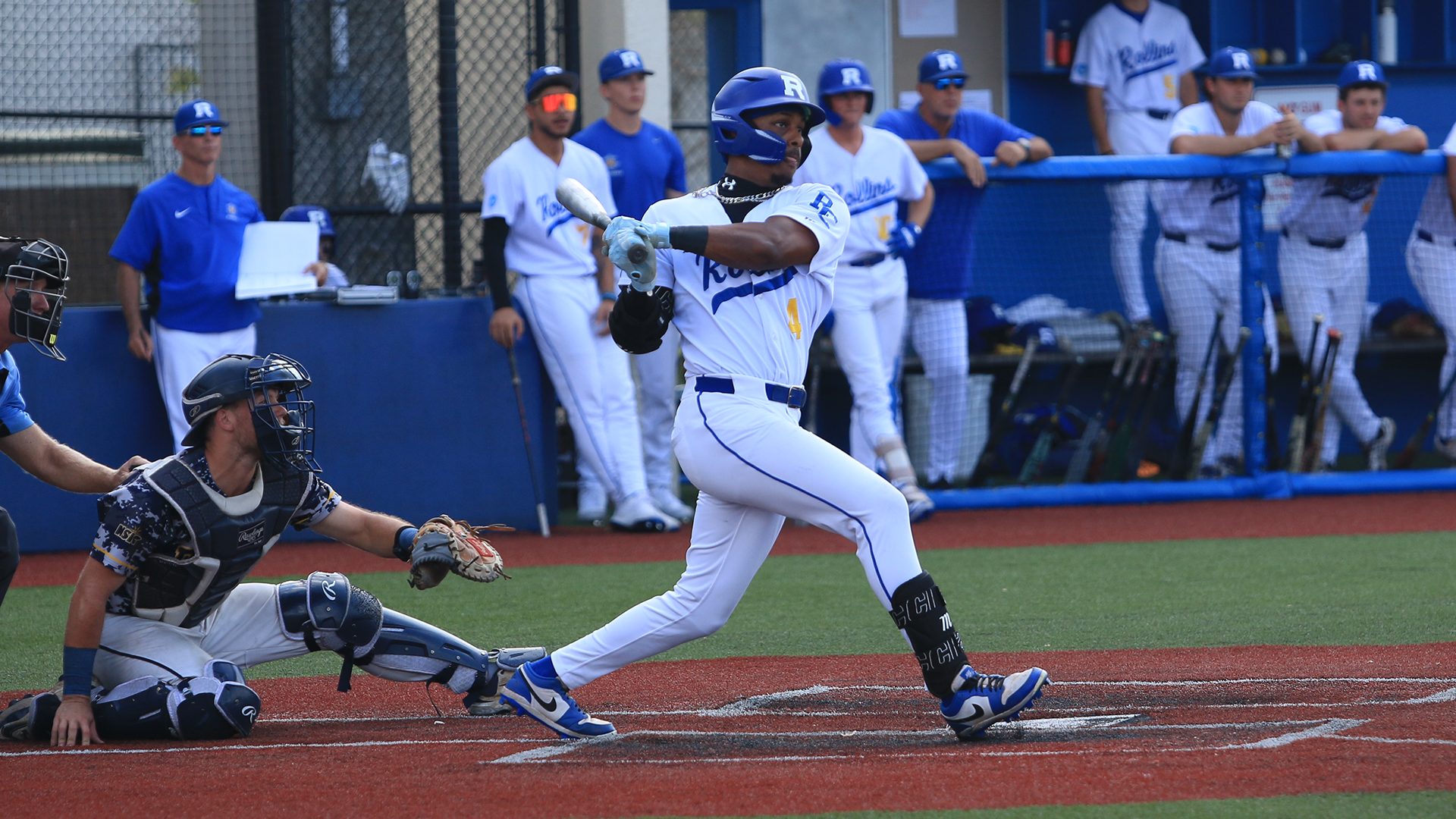 BASE Matt Mateo swinging