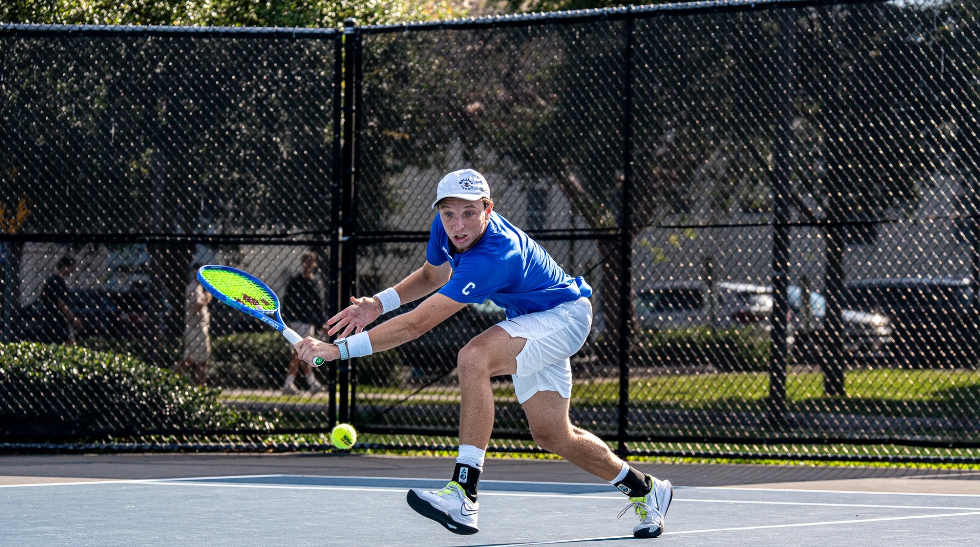 Nico de Giacomo reaching to hit