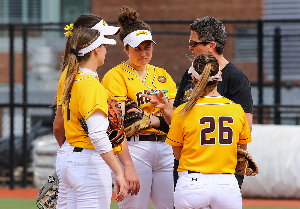Softball To Hold Pitching And Hitting Clinics Rowan University Athletics