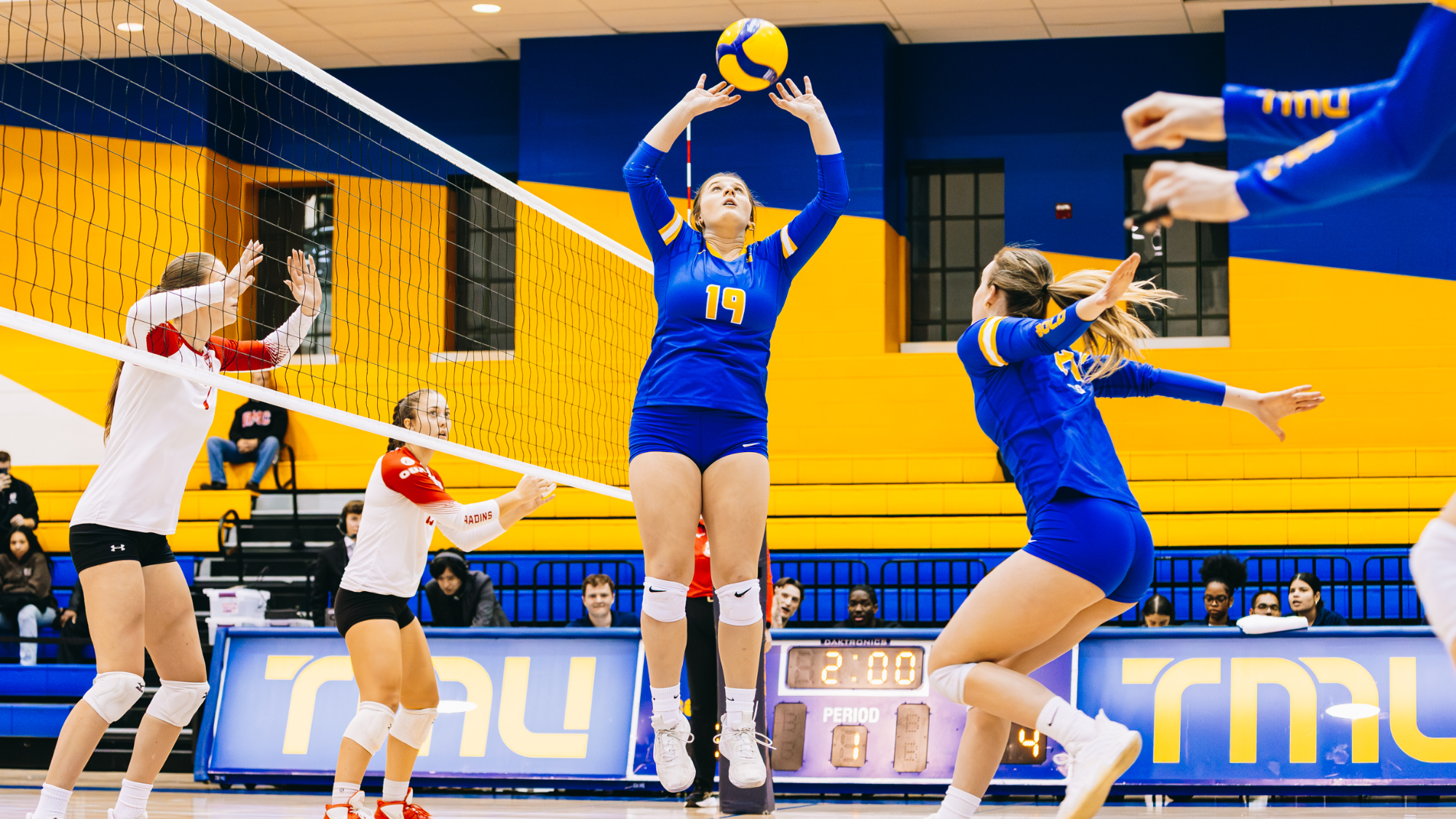 Bold Setter Mattea Di Bacco Floats a Pass to Middle Ayla Cross
