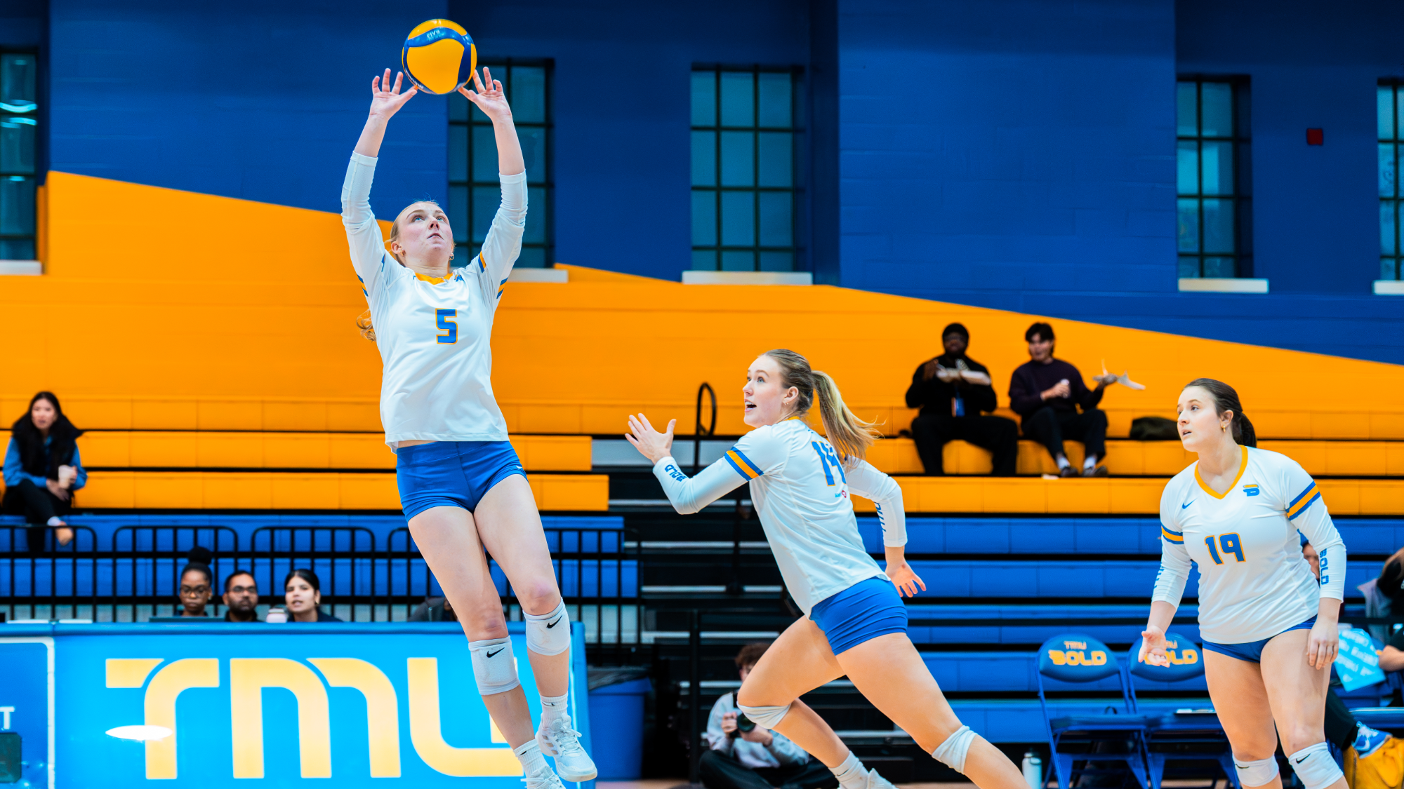 Bold Setter Mattea Di Bacco Floats a Pass to Middle Ayla Cross