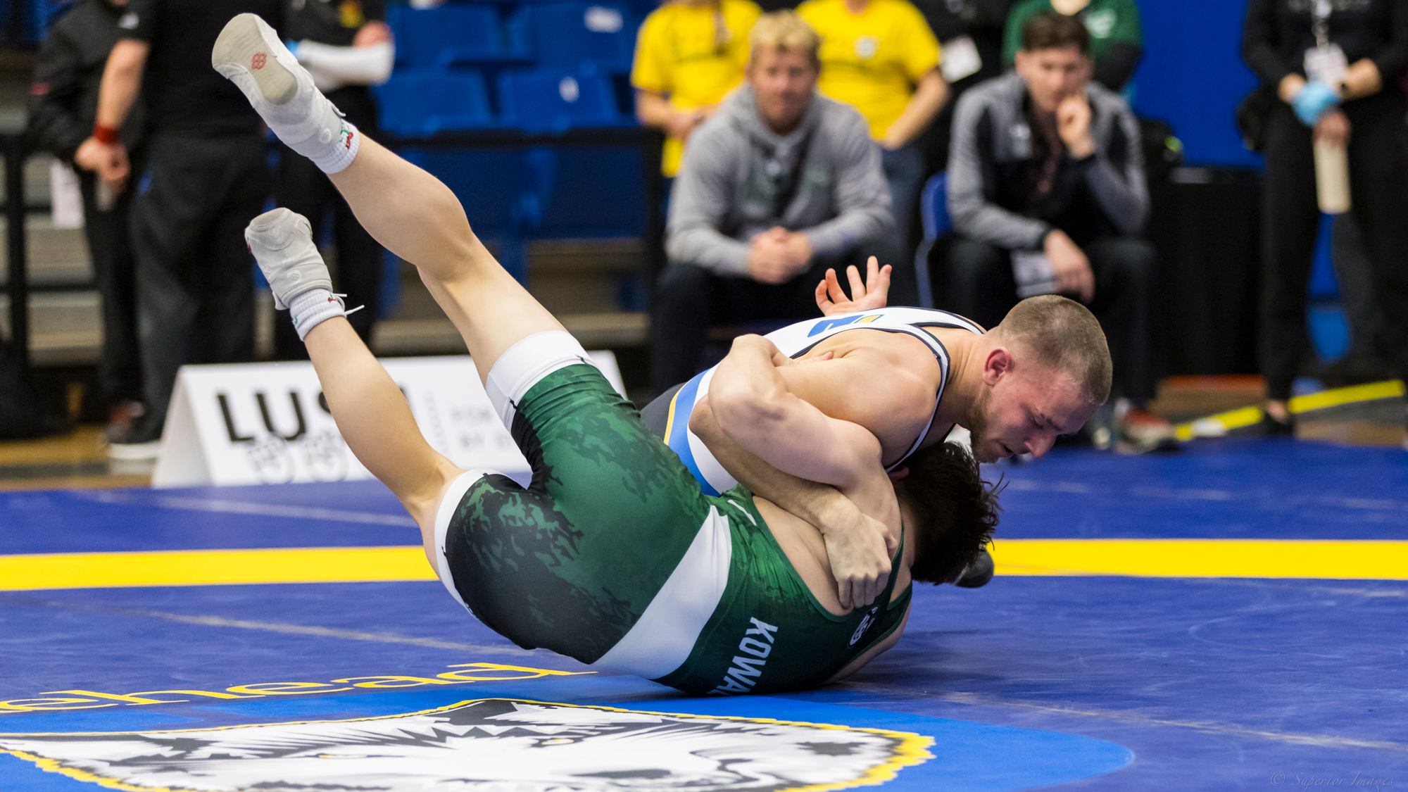 Dechlan Papadopoulos wrestles at the U SPORTS Championships