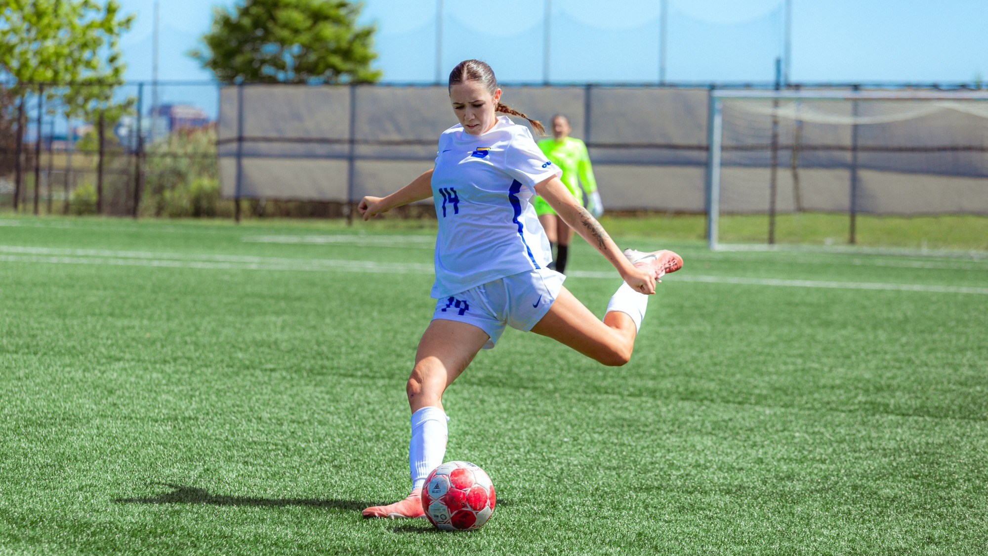 Natalie Moynihan kicking the ball