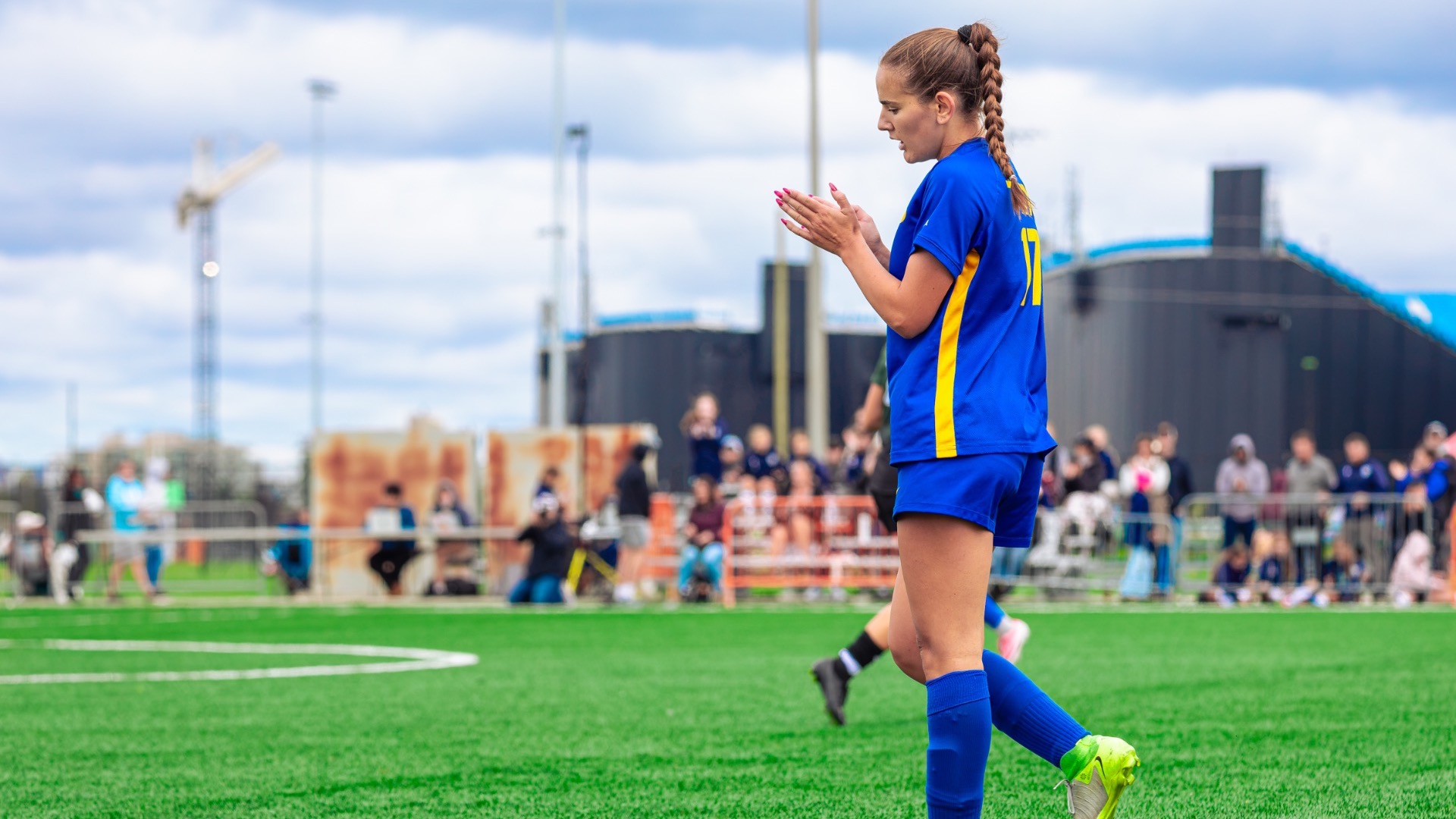 Alexandra Tanzola on the pitch clapping her hands