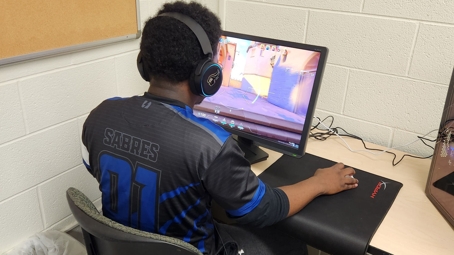 Tyron Moore plays Valorant